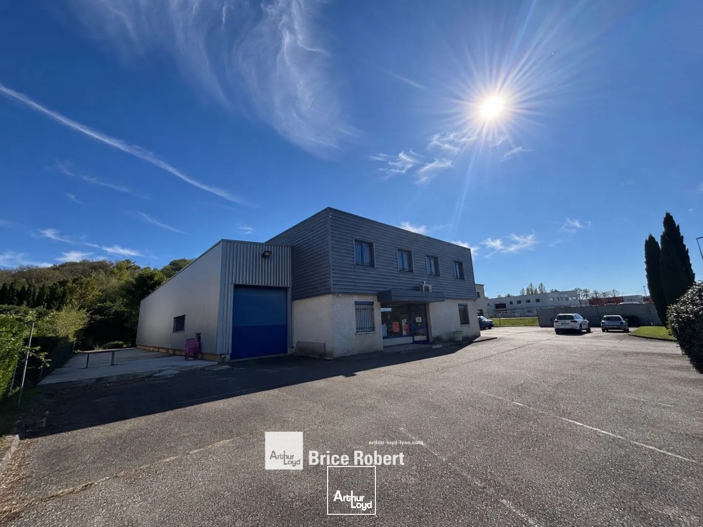 A louer - Beau bâtiment sur son grand terrain indépendant avec accès direct aux autoroutes