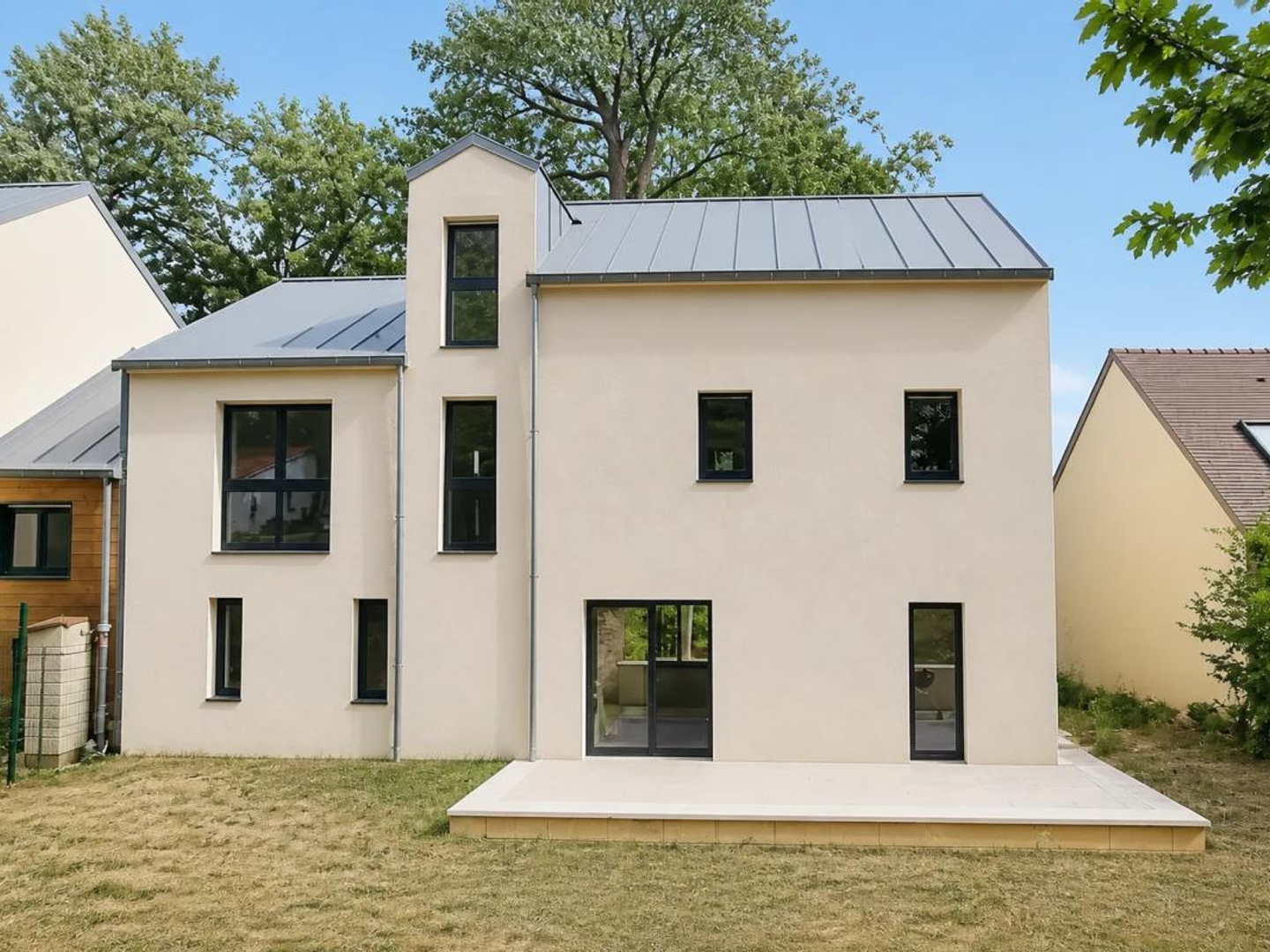 Maison neuve de 2025 avec 5 chambres, terrasse et vue dégagée