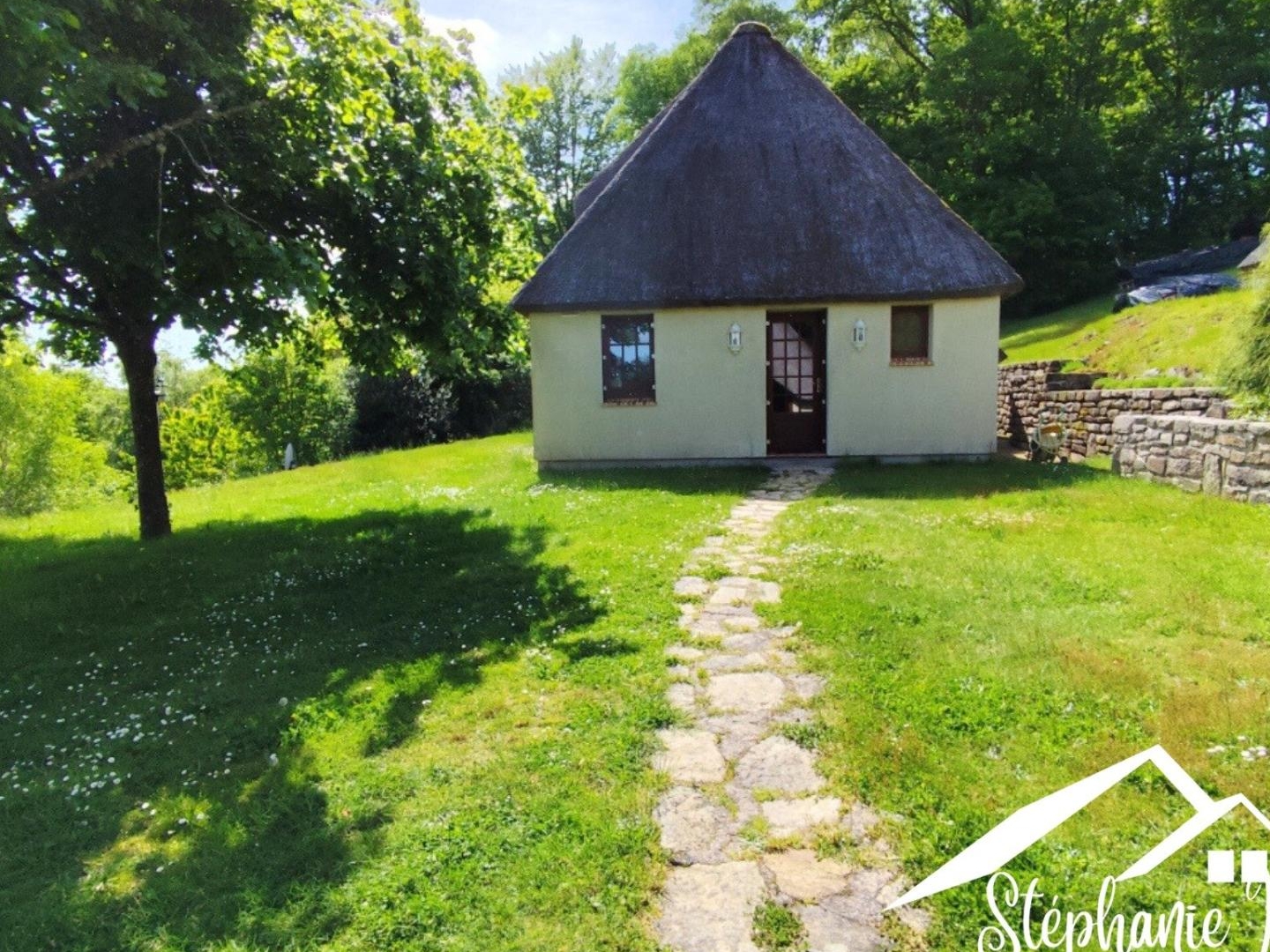 Maison de charme avec toit en chaume à Peyrelevade - Équipements de qualité et cadre idyllique !