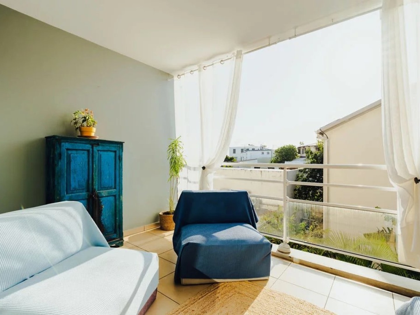 Saint-Pierre Centre Ville : appartement duplex, 3 Chambres, Dernier étage vue ville/mer