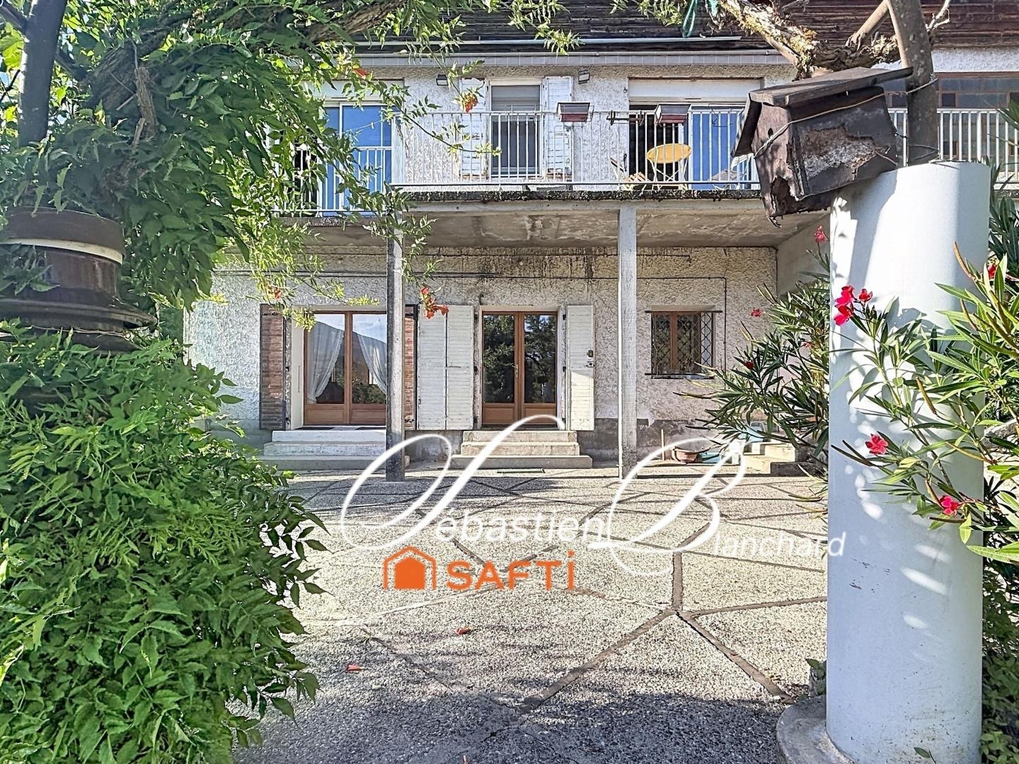 CHALONGES (01) - Maison 216m² + appartement indépendant sur 21 447m² de terrain