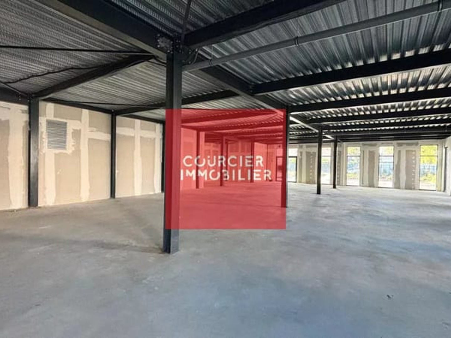 PLAISIR (78) A LOUER LOCAL ERP DE 483 M²