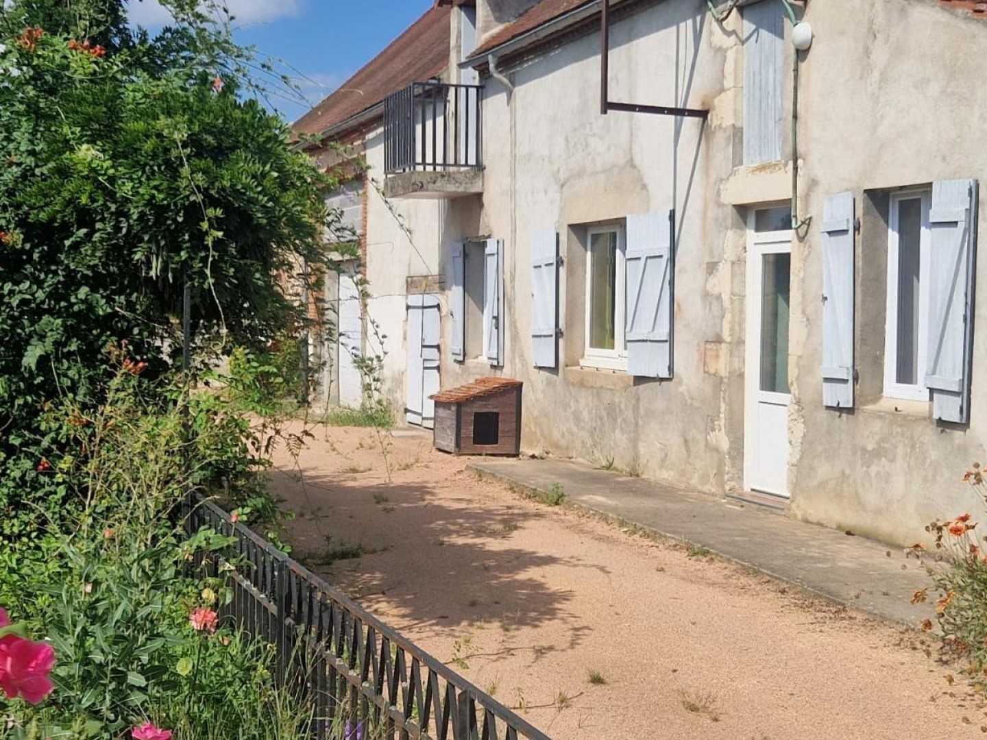 Magnifique longère économe sur 5000 M2. Granges