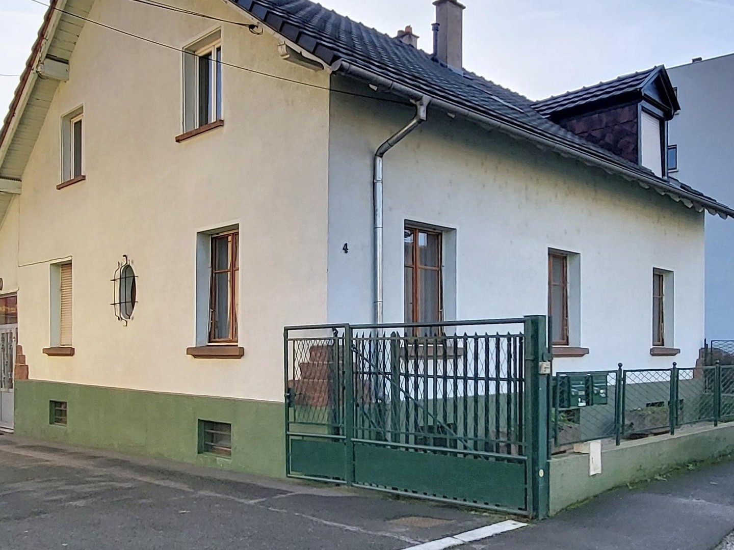 Immeuble (ou maison) avec dépendances et garages.