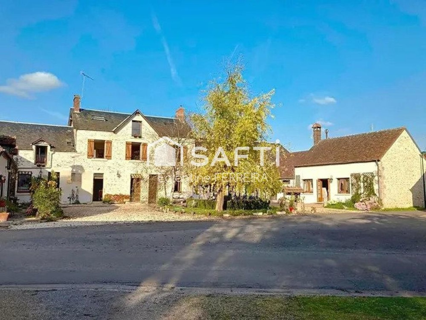 A 25 MIN DE BOURGES, 10 MIN DE ST FLORENT SUR CHER ET 15 MIN D'ISSOUDUN PROPRIETE DE 566M² AVEC DEPENDANCES, GARAGE ET JARDIN.