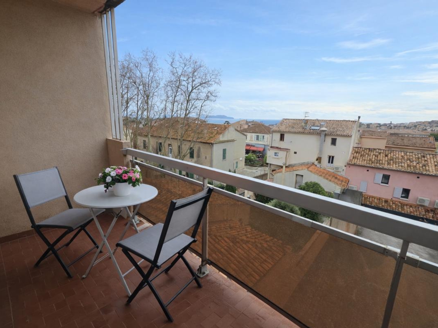 Carqueiranne coeur de ville - T3, 70 m², balcon vue mer, 2 places de pkgs