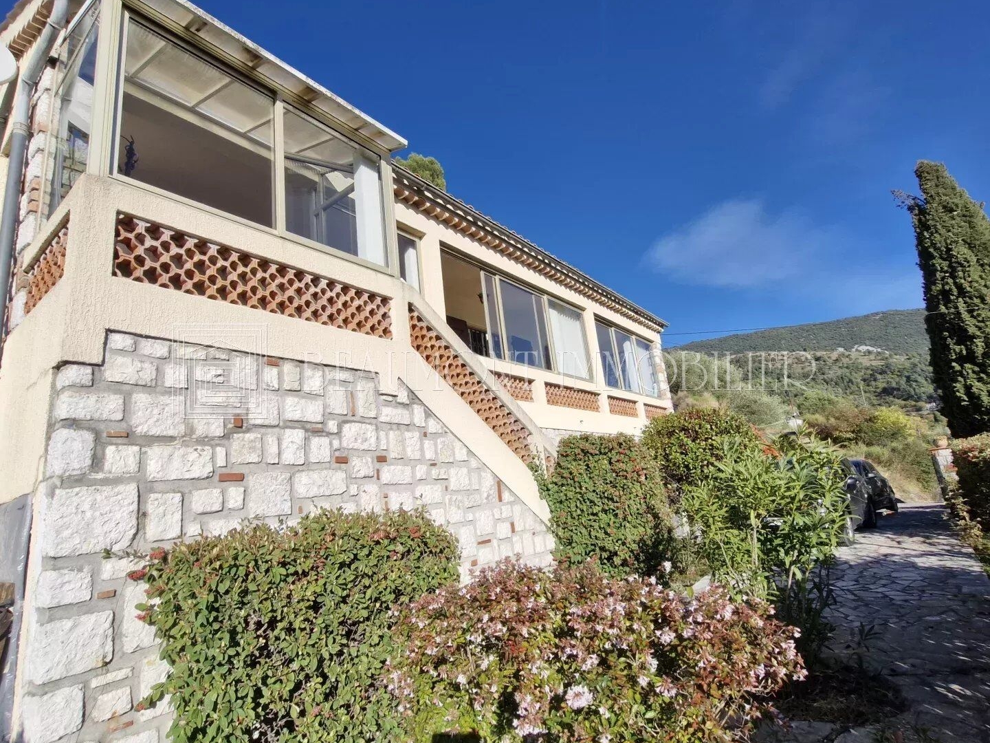 Maison dominante vue Panoramique Levens