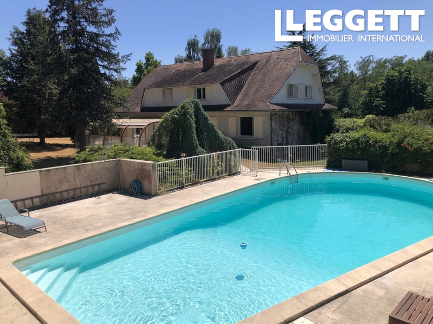 Maison familiale de 6 chambres avec terrain clos et grande piscine aux portes de Sauzé-Entre-Bois