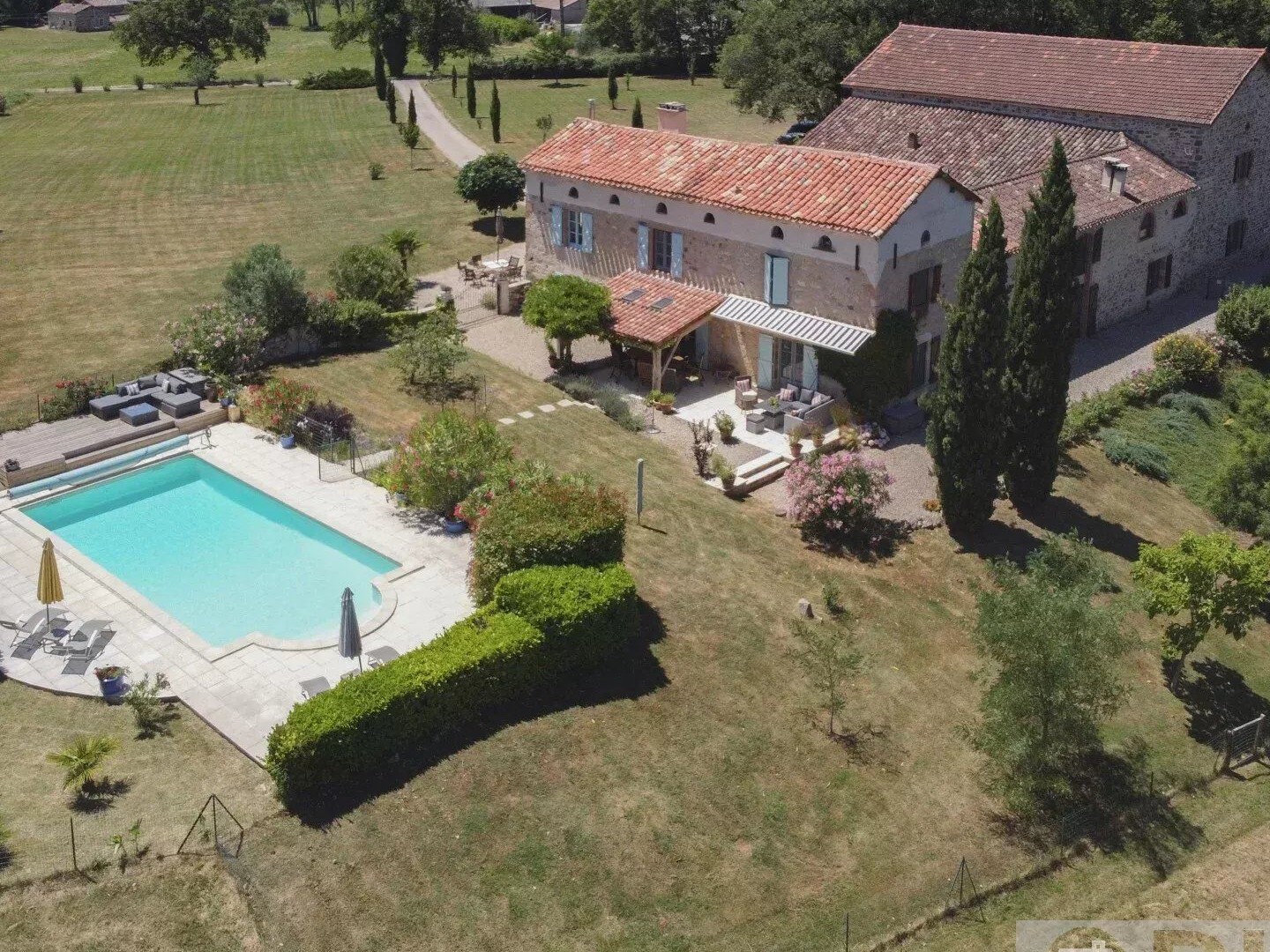 Superbe propriété avec piscine, gite indépendant, grande salle et 4 hectares.