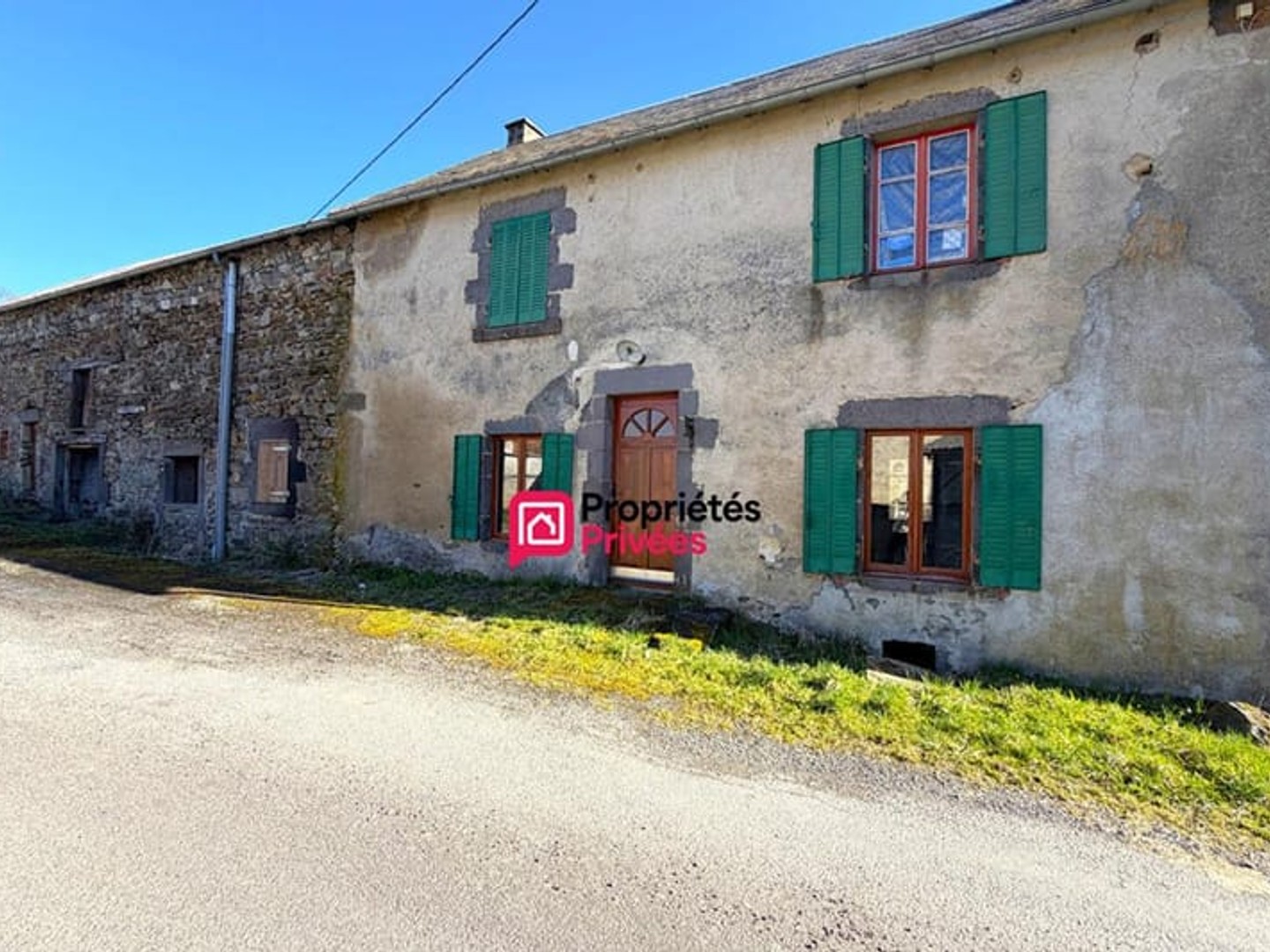 Maison de caractère en pierre Chapdes Beaufort de 120 m2 avec dépendances sur 960m² de terrain