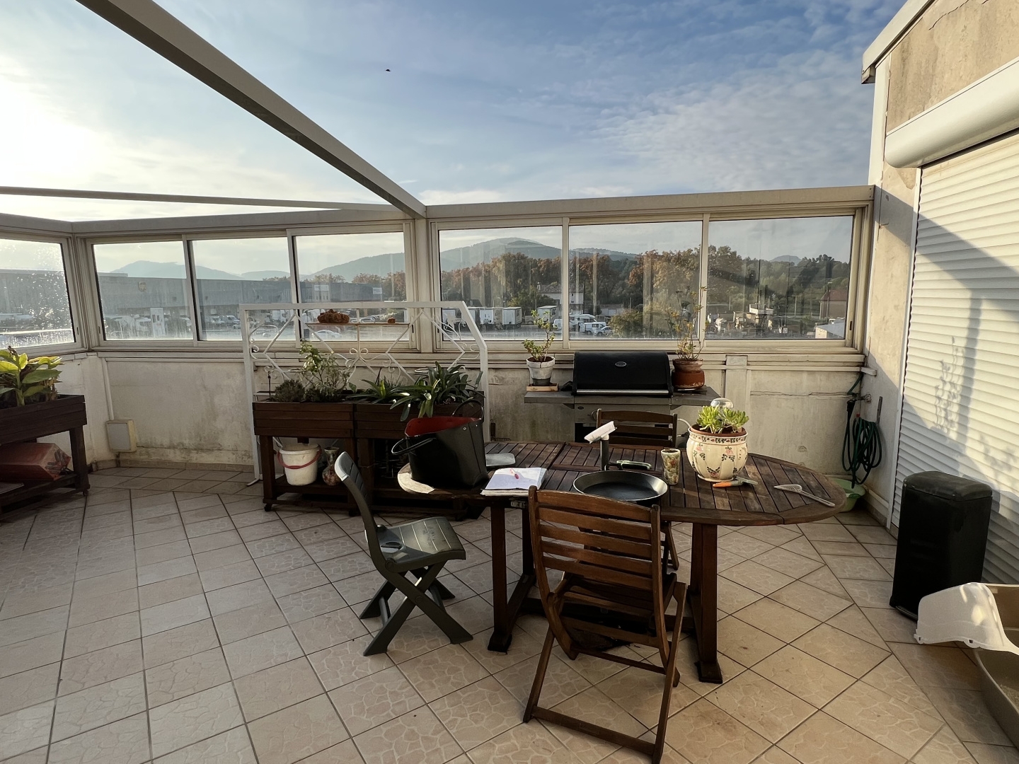 Local professionnel de 450m2 avec appartement de 150 m2 en très bon état sur 920m2 de terrain