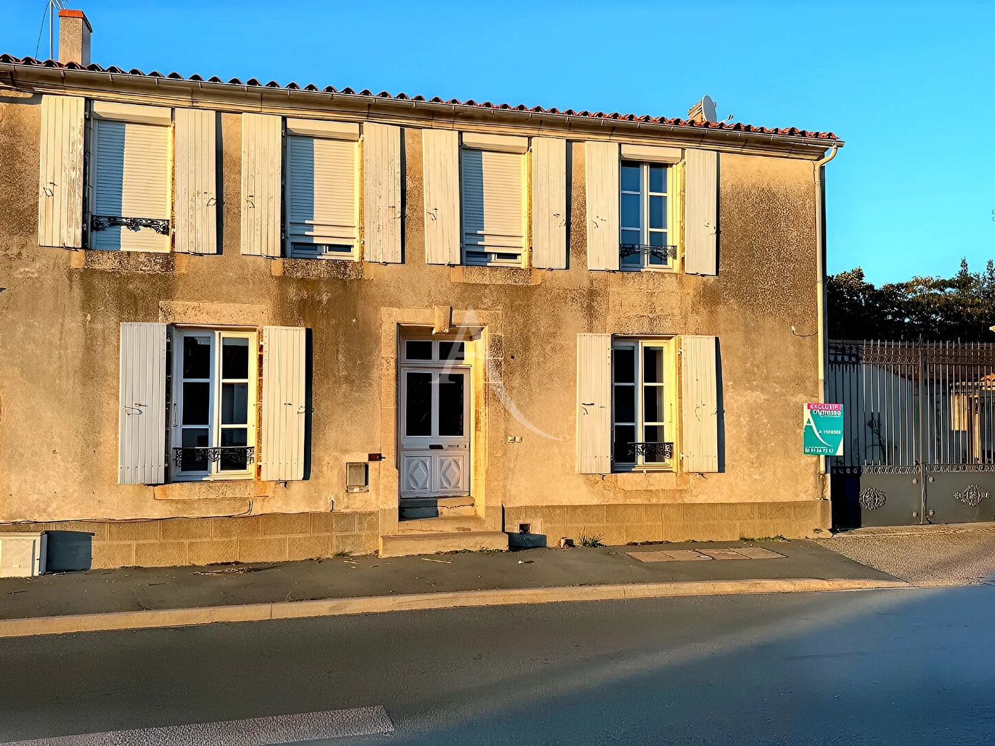 Immeuble à vendre - 9 pièces - 229m2 - Champagné-Les-Marais (85450)