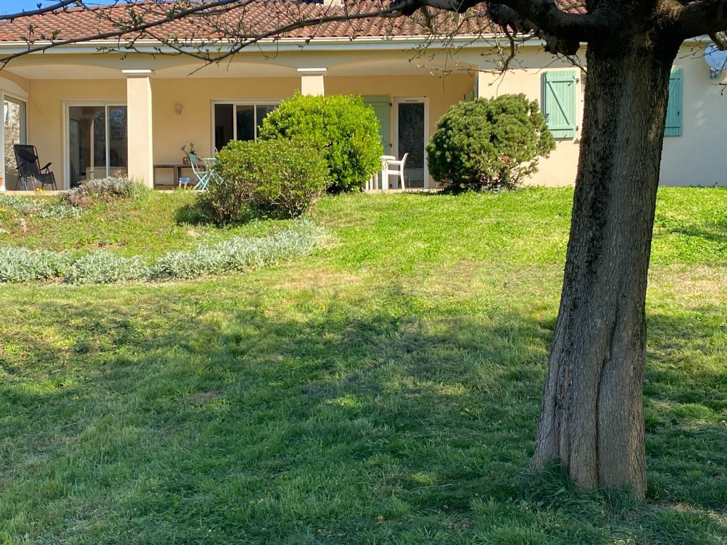 Plain pied, 2 logements, lumineuse et économique.