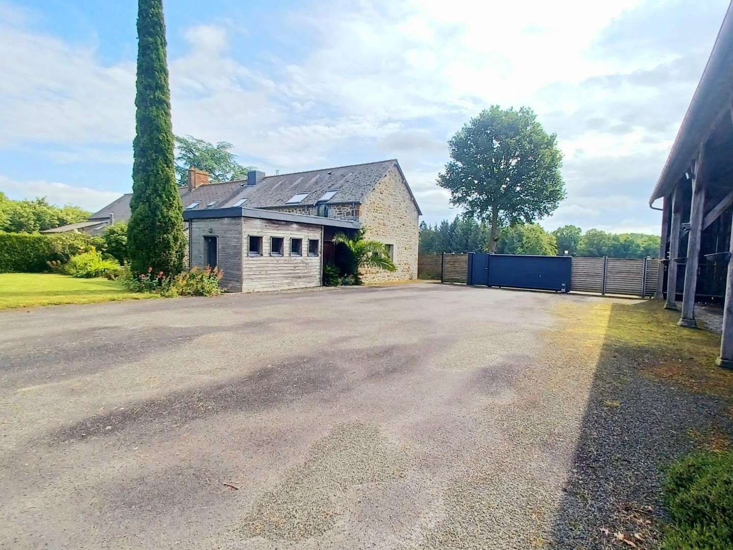 Bel ensemble immobilier longère et dépendances