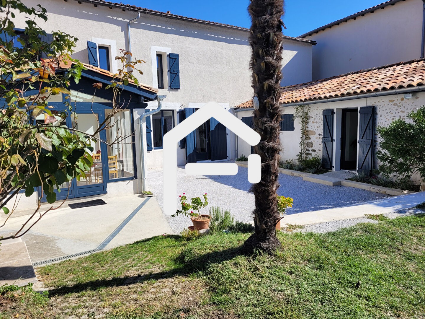 MAISON DE VILLAGE RENOVEE DE 230 M² SUR 2338 M² DE TERRAIN CO...