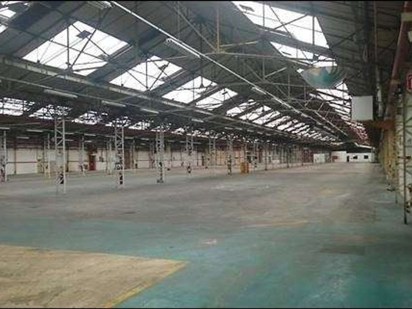 A vendre entrepôts et ateliers 2ha Saint Florentin