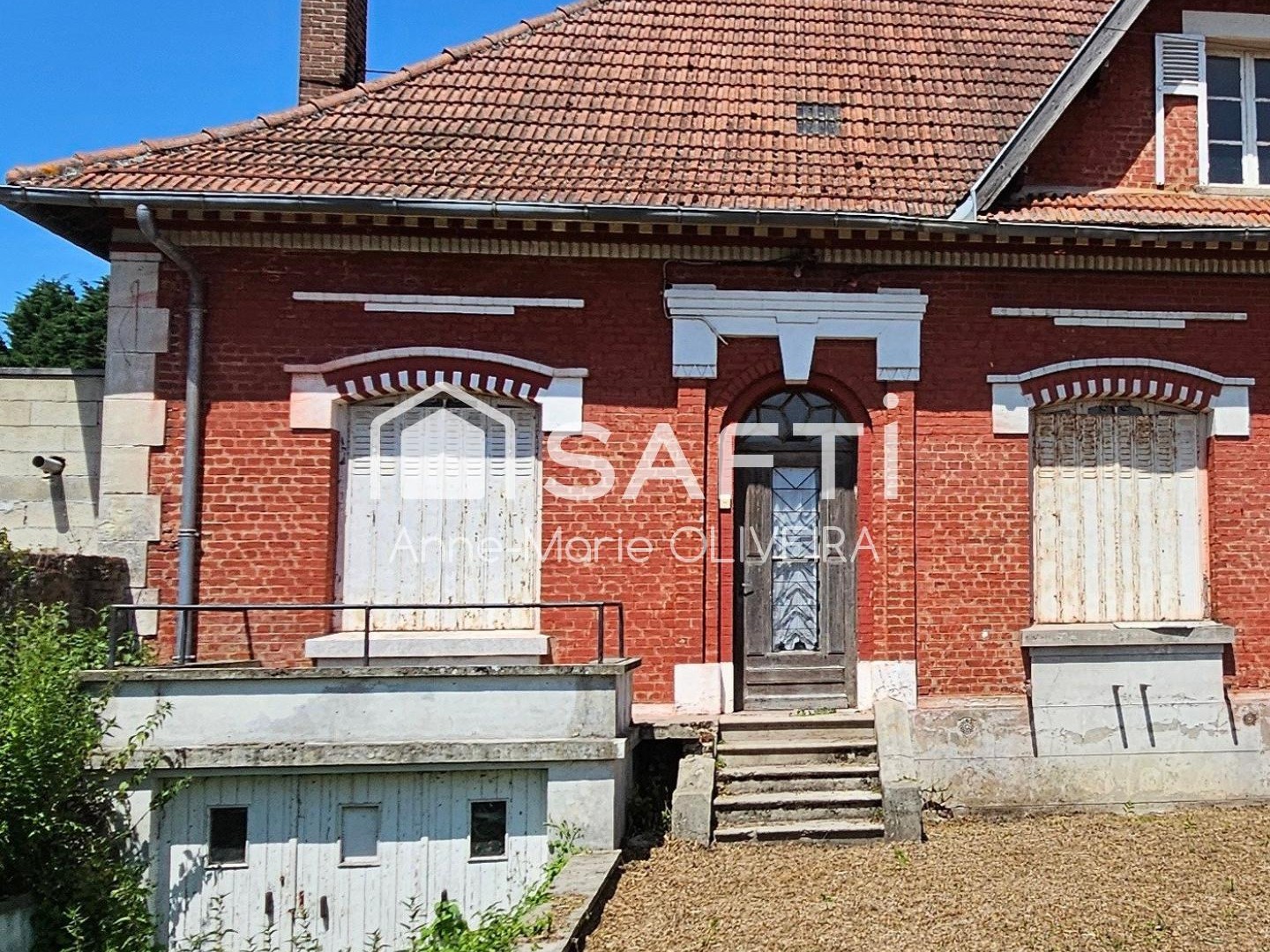Ensemble : Maison de 130m2 avec 3ch, grenier et un hangar de 250m2env le tout sur 2588m2