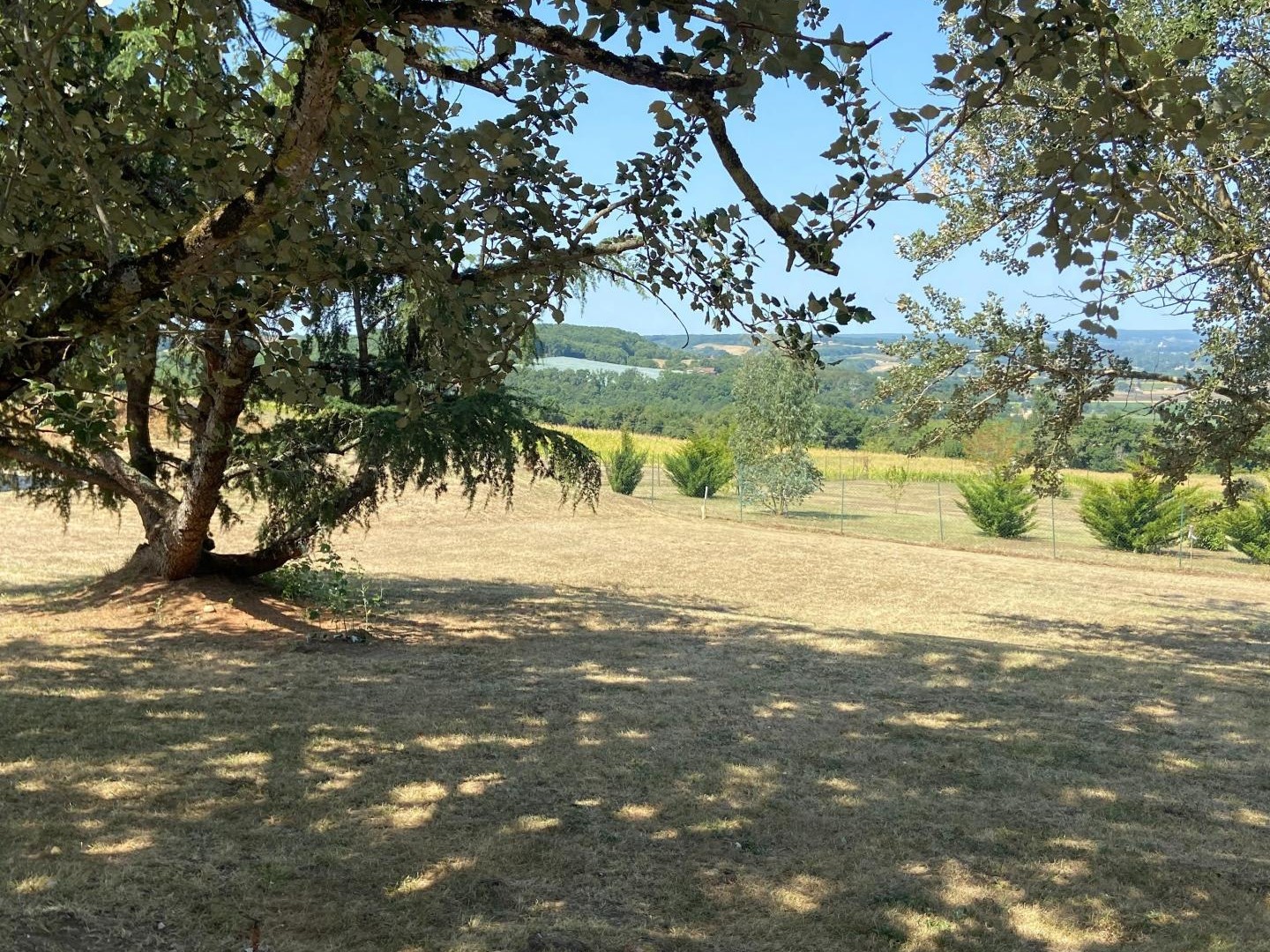 Très beau terrain à bâtir à Montesquieu