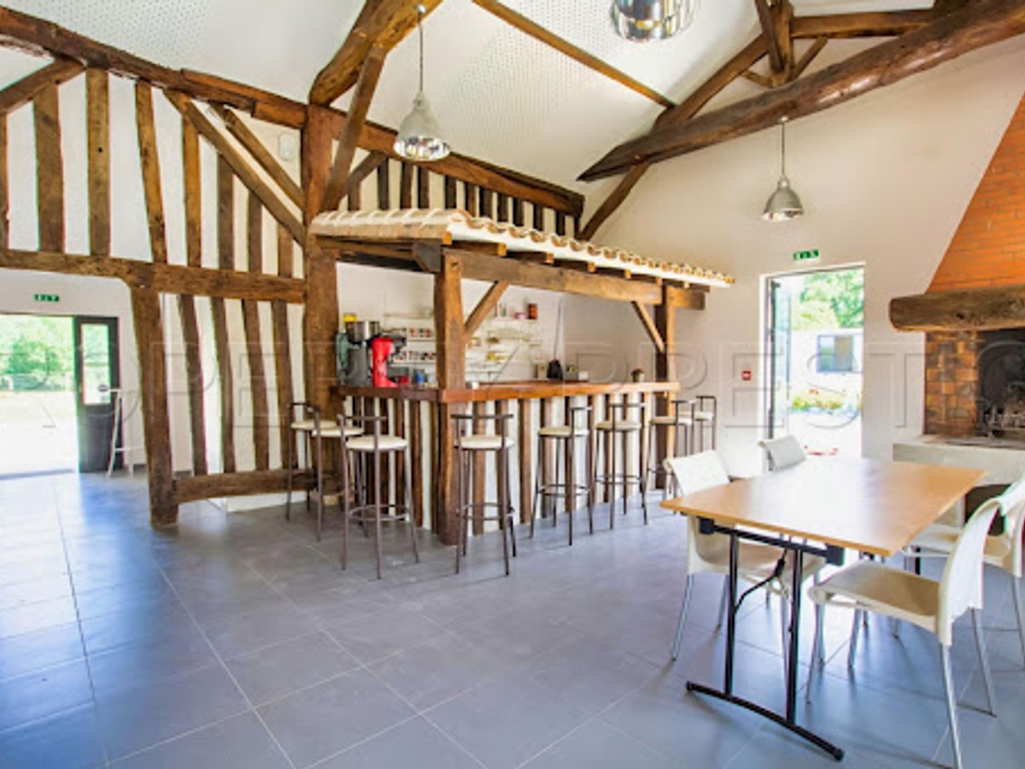 Maison à vendre - 600m2 - La Roche-Chalais (24490)