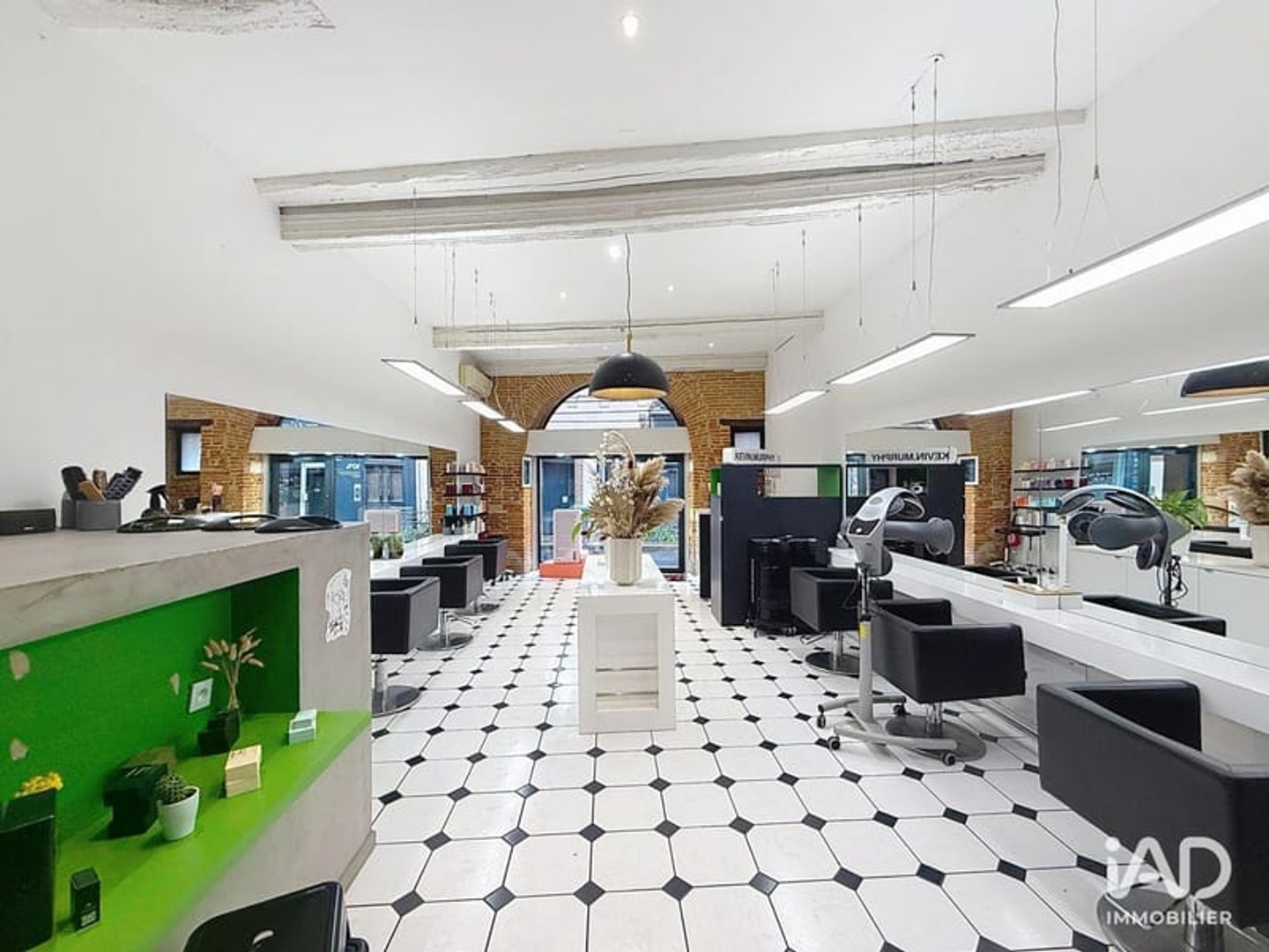 Immeuble commercial 100 m²