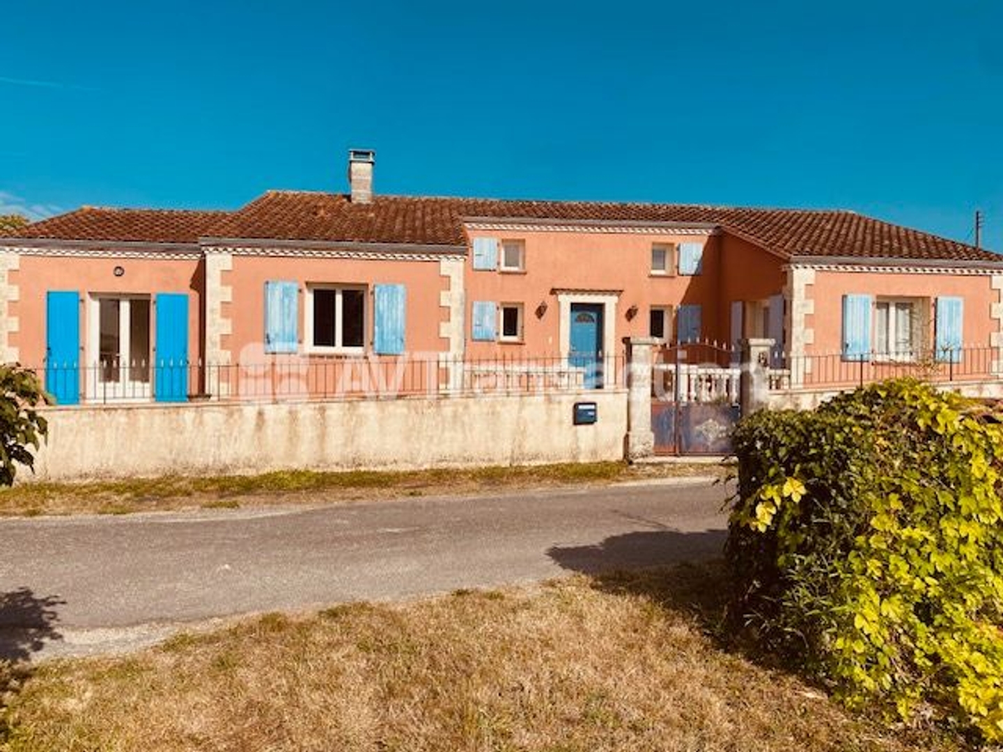 Maison à vendre - 8 pièces - 215m2 - Ladiville (16120)