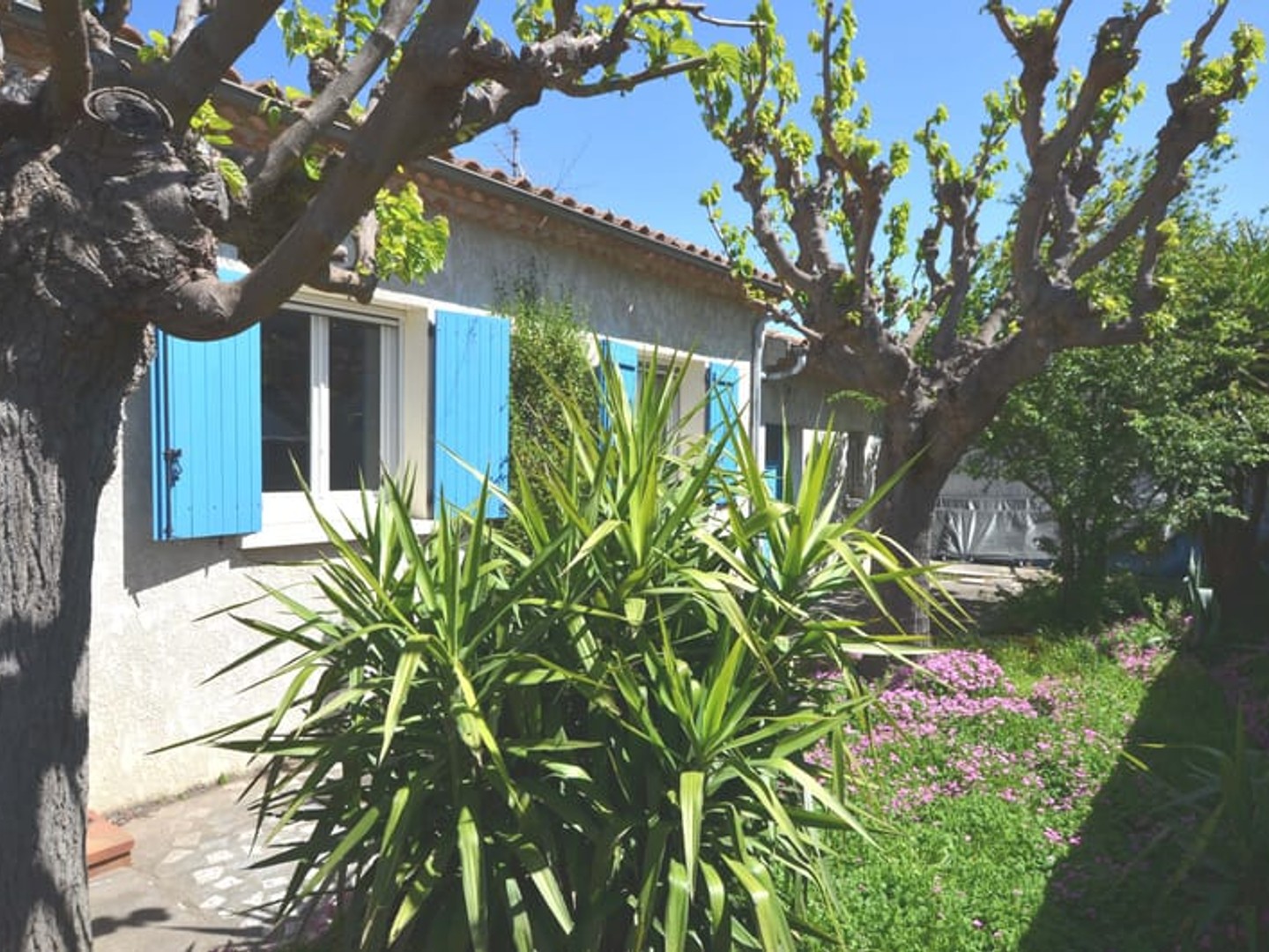 VILLA T4, bureau, combles, 2 Garages et jardin