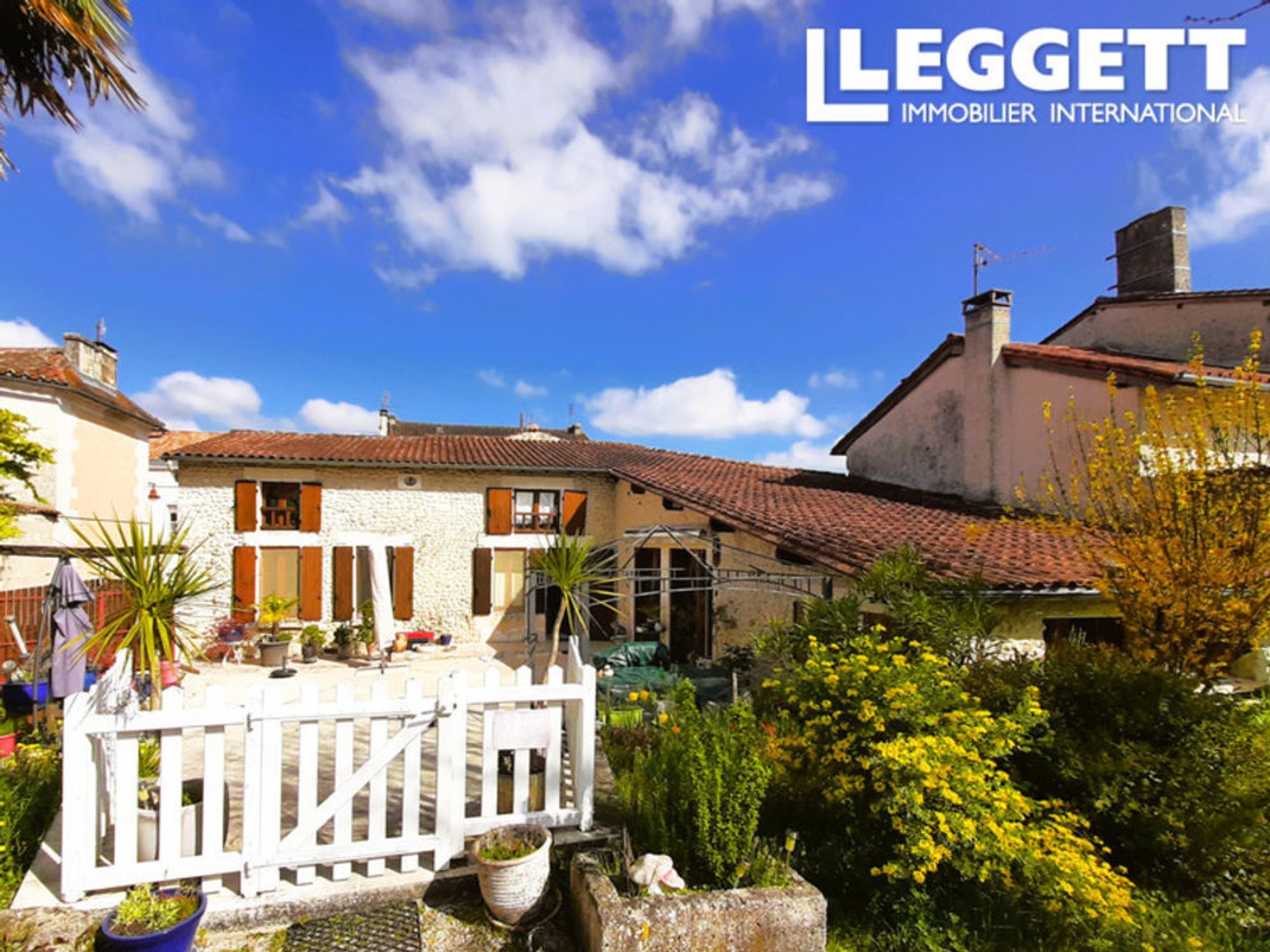 Cette jolie maison est située dans un village calme et dispose d'une cour, d'un grand jardin et d'un garage