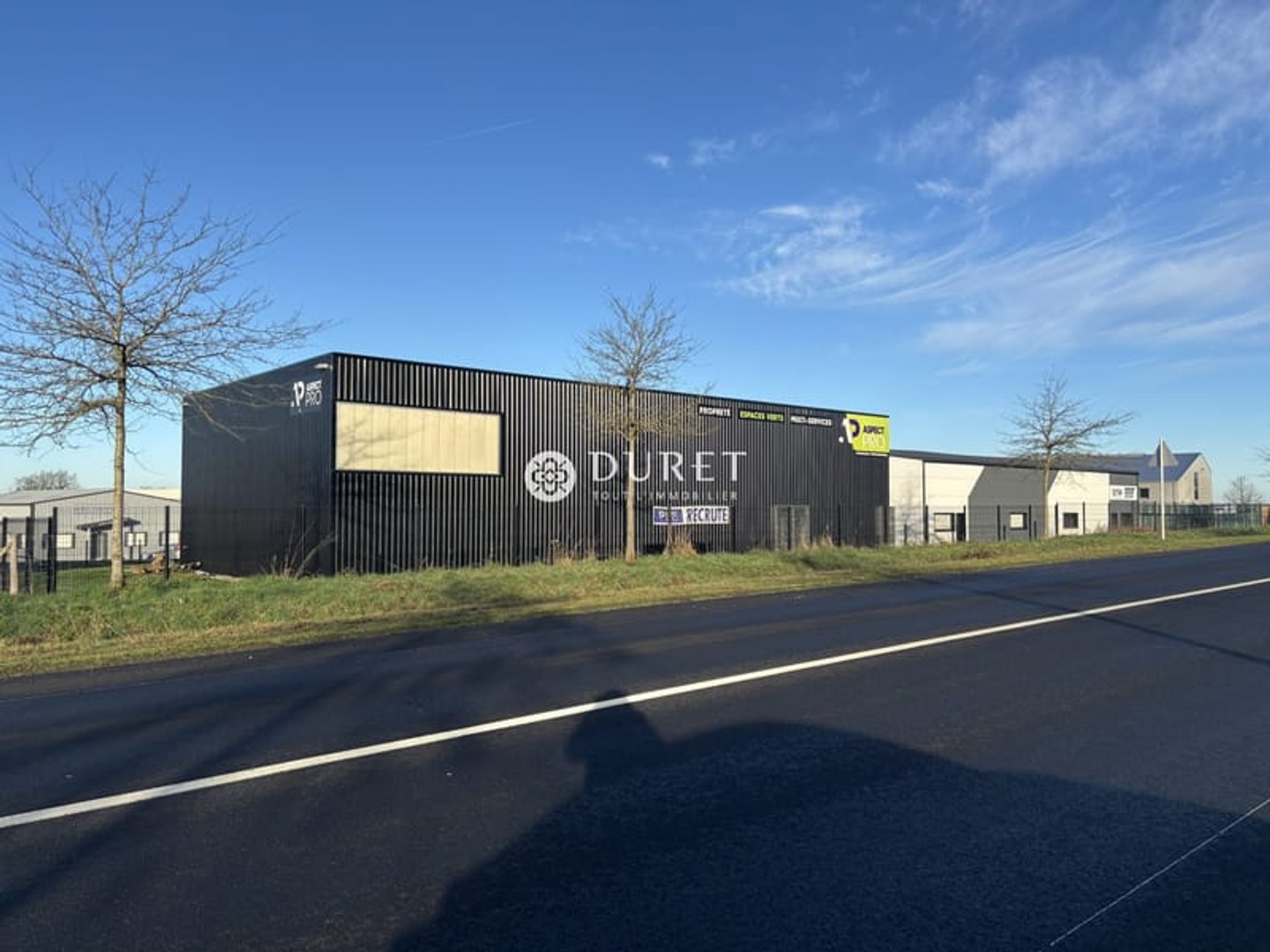 Local d'activité 303 m²