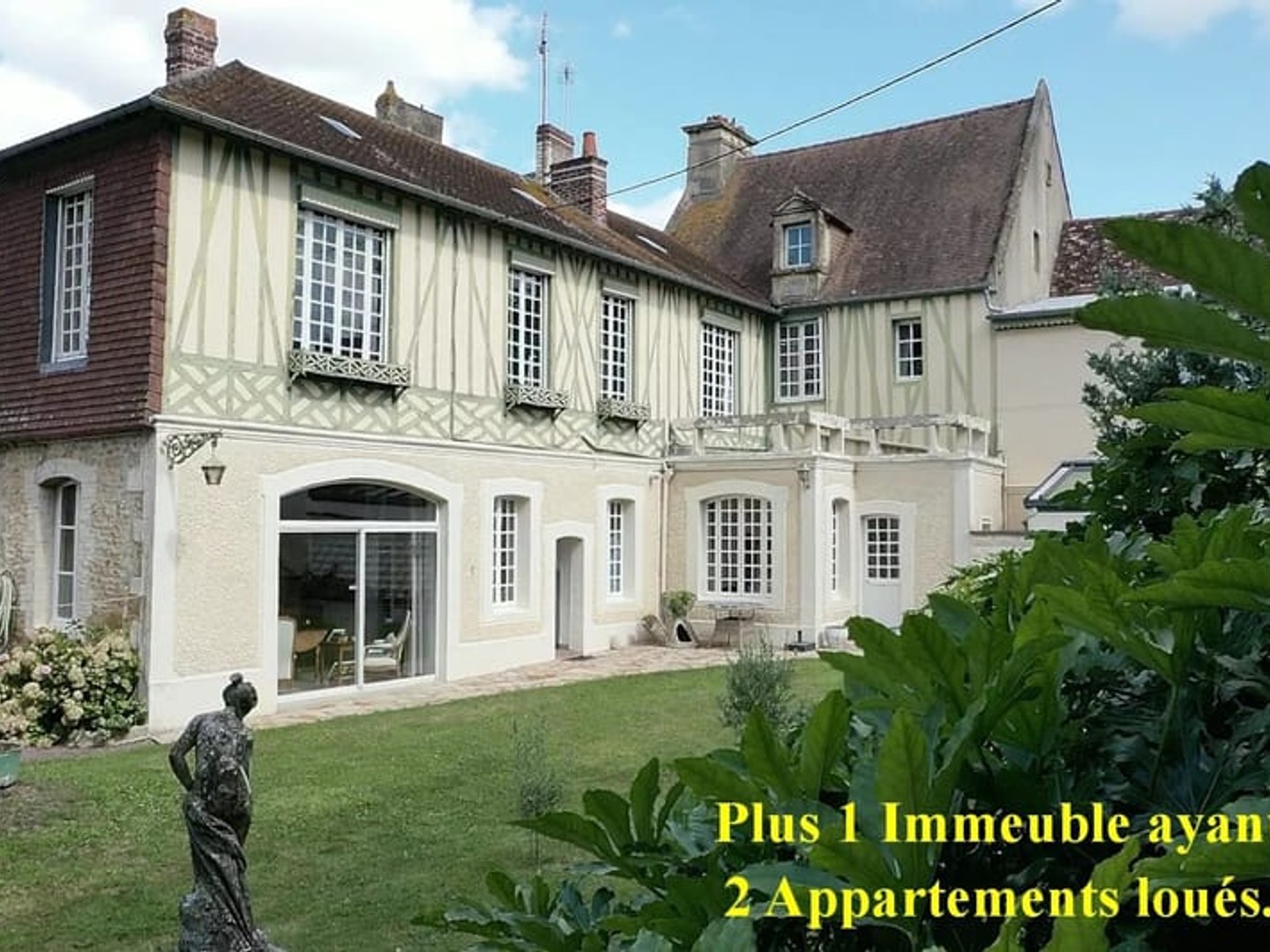CENTRE VILLE, ANCIEN PRIEURE ainsi que 2 Appartements.