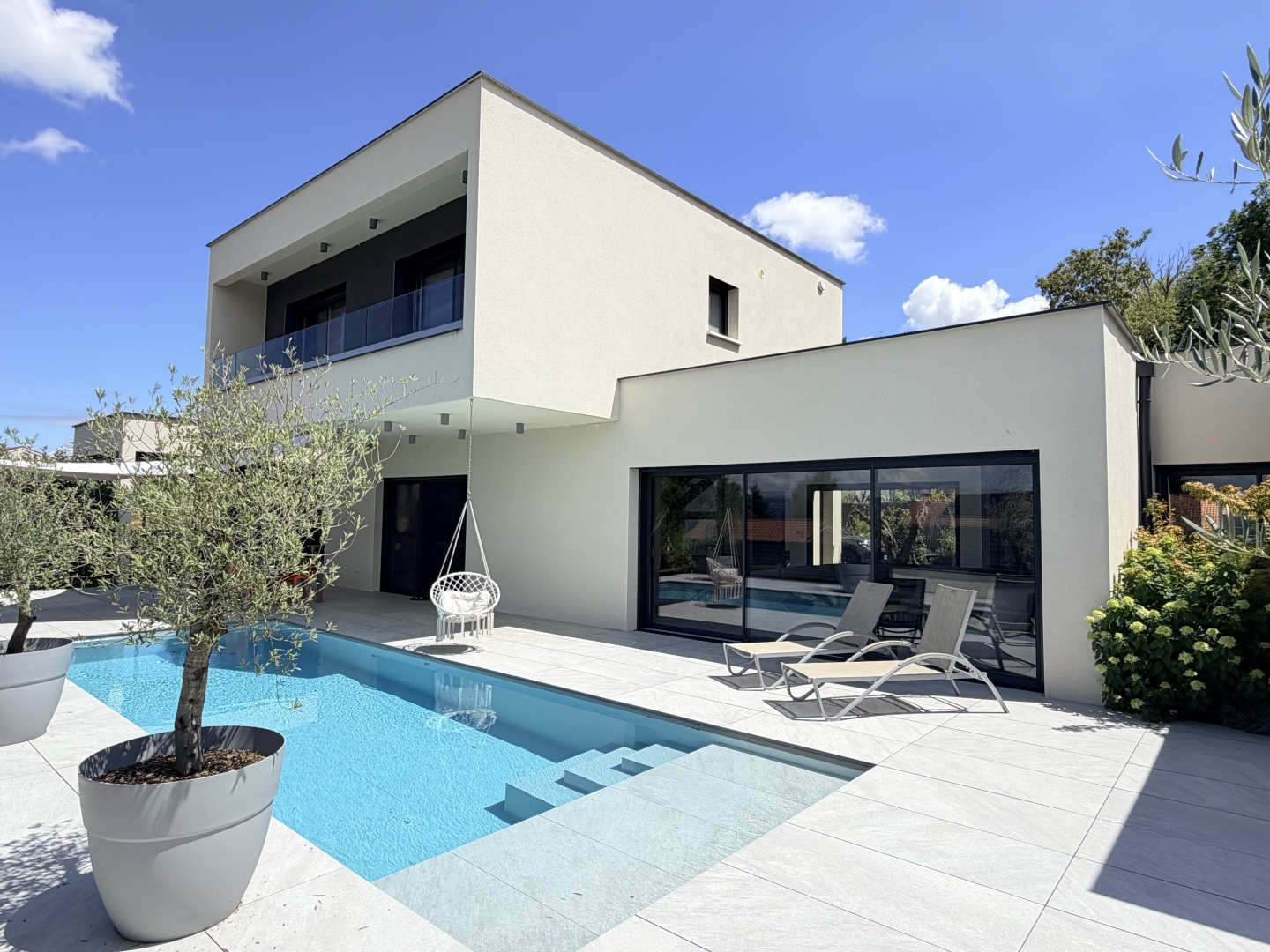 Villa contemporaine de 190m2 sur 1000m2 de terrain et piscine proche du centre ville