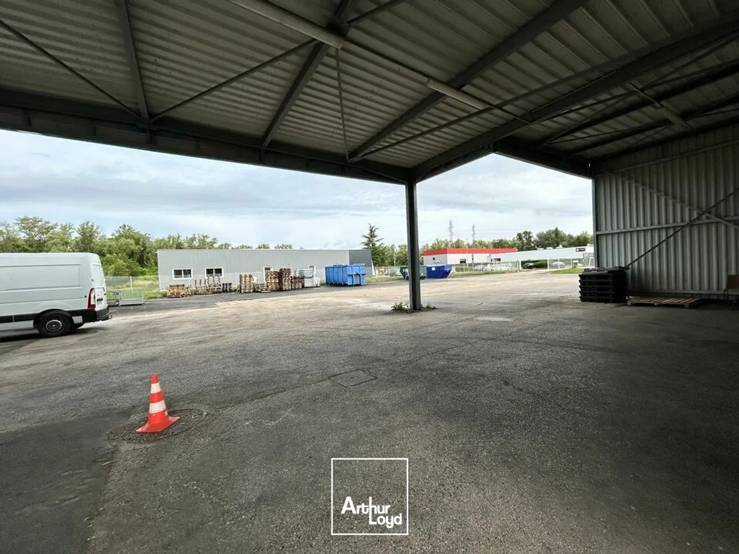 Locaux à vendre - 2200m2 - Chalon-Sur-Saône (71100)