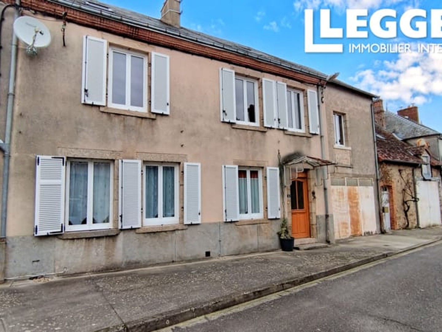Charmante maison de village de 4 chambres avec jardin clos privé et potentiel commercial.