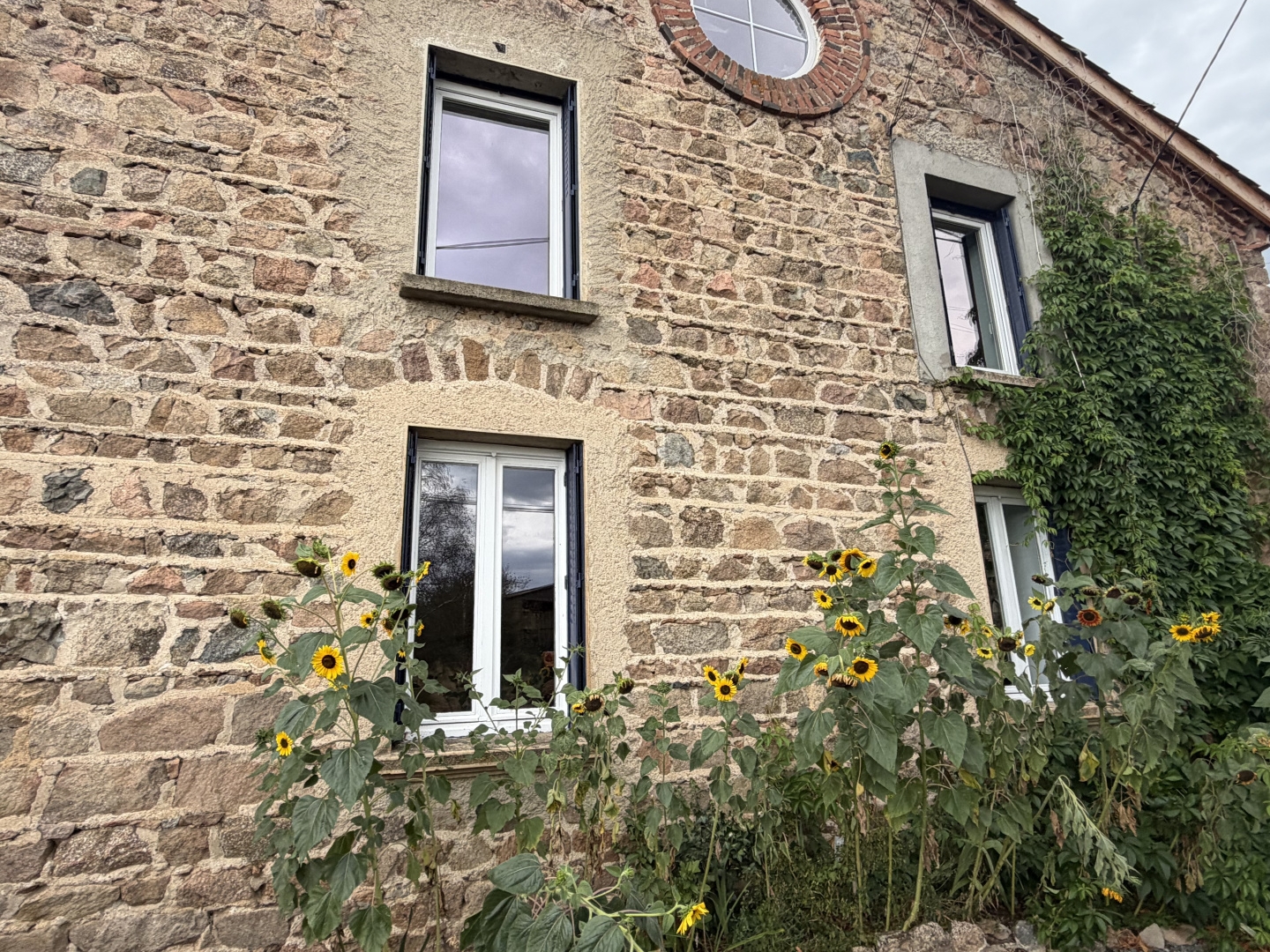 CHERIER - MAGNIFIQUE CORPS DE FERME EN PARTIE RENOVEE AVEC 750 M2 DE DEPENDANCES