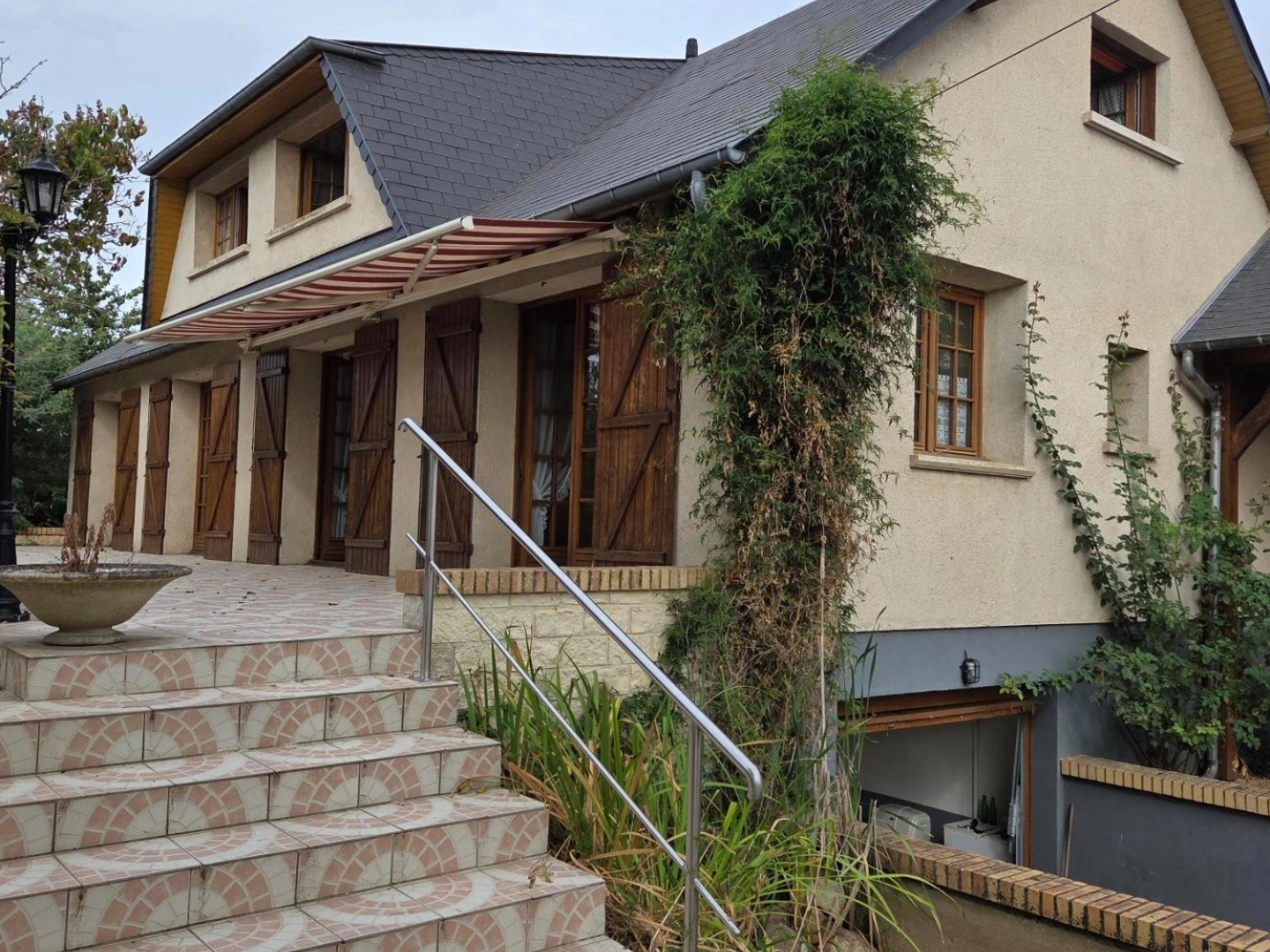 Maison de 145 M2 avec 5 chambres, grand sous-sol, carport de 44 M2 et une dépendance de 40 M2 à SAINT LEGER DE RÔTES