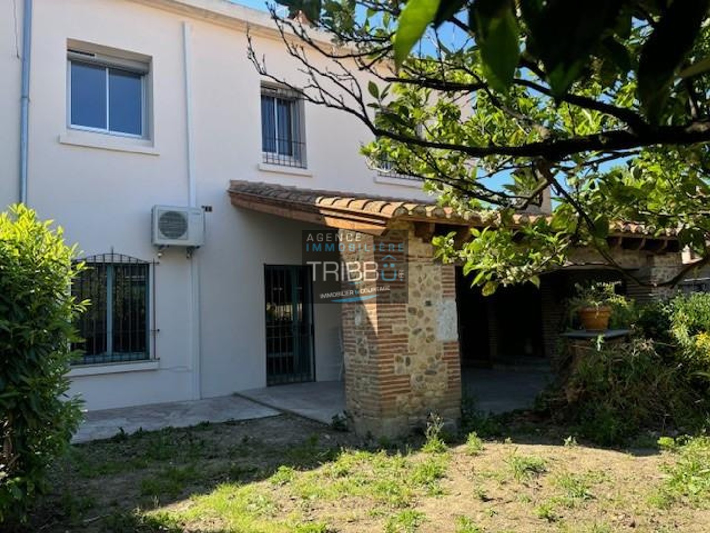 Maison de ville spacieuse à Toulouges : volumes, jardin et potentiel au coeur de la ville