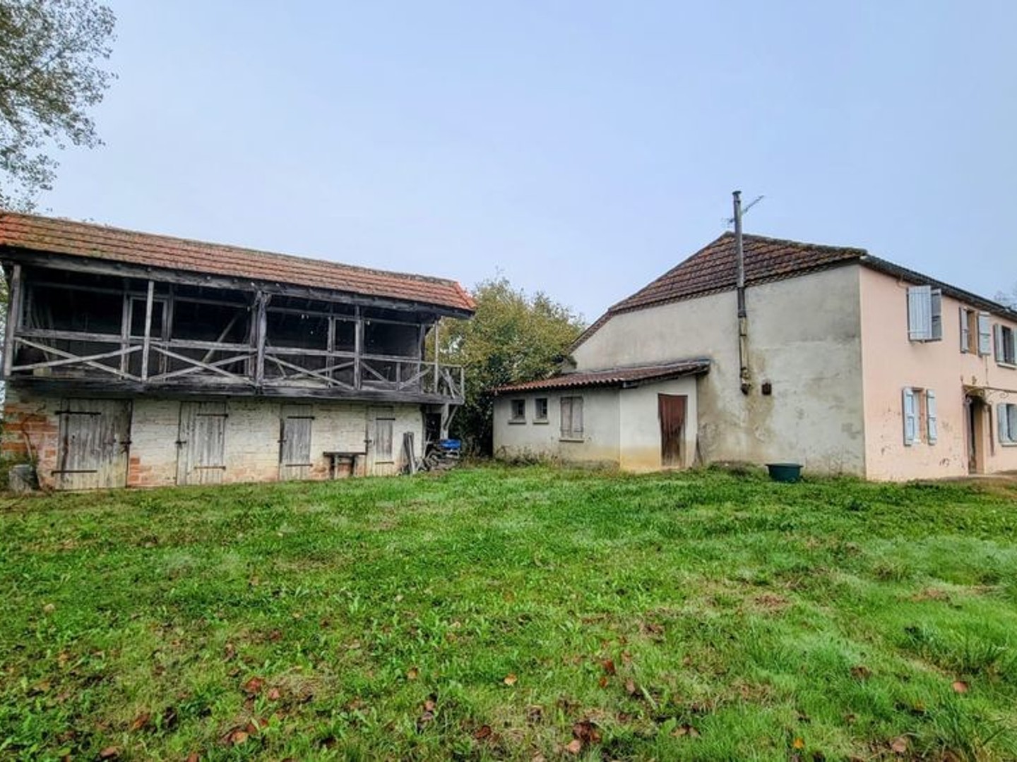 Maison de campagne et dépendances à rénover