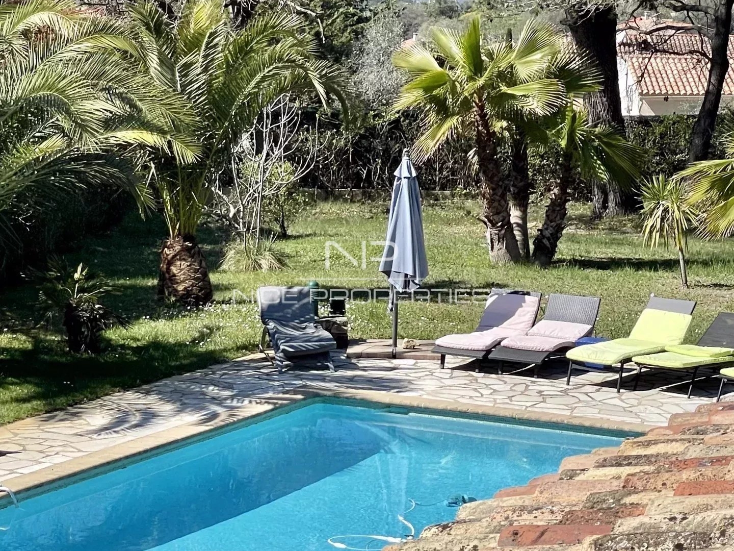 Possibilité d'agrandissement pour cette villa provençale sur un très joli parc agrémenté d'une grande piscine
