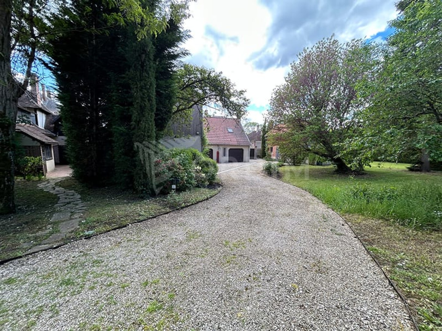 Magnifique ensemble immobilier - VILLA + annexes - 1h30 de PARIS !