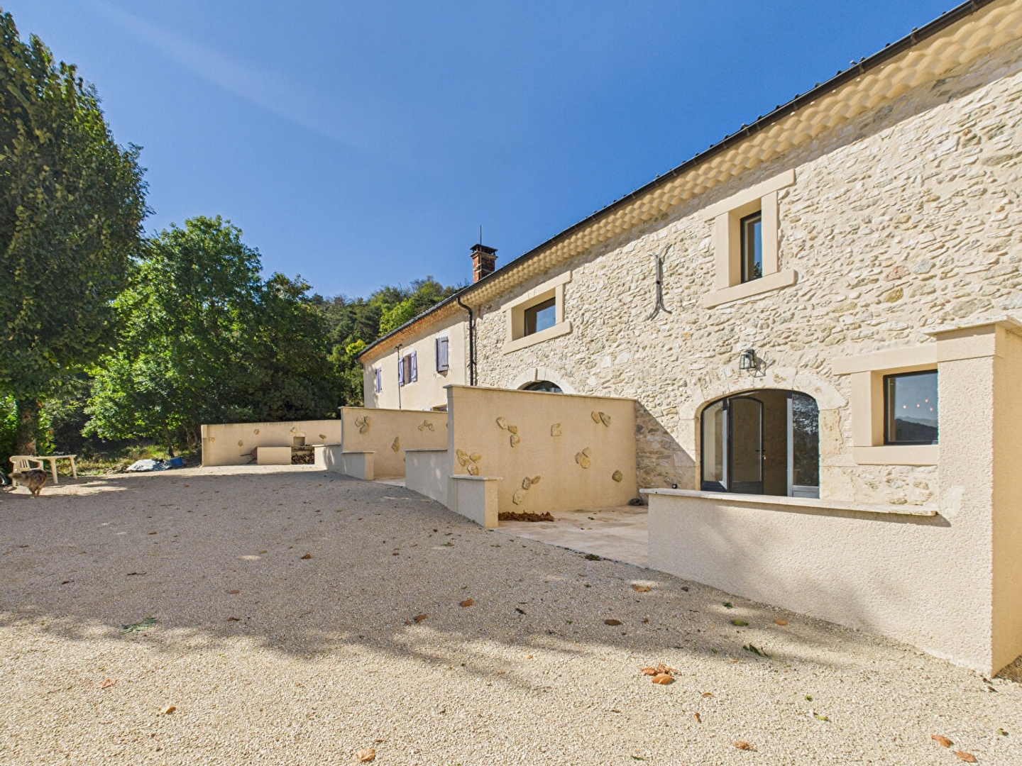 PROPRIETE DE CHARME SUR 2 HECTARES 450m² AVEC GITES 26190 LE CHAFFAL