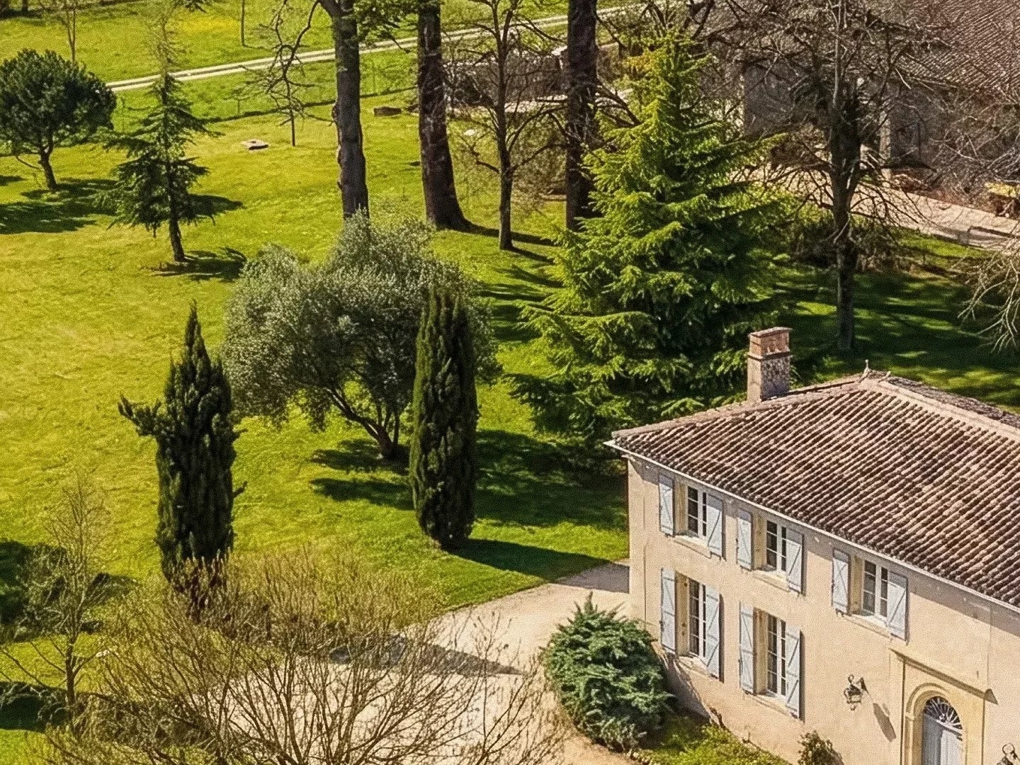 DOMAINE VITICOLE BIOLOGIQUE DE 30 HECTARES | À 10 MINUTES DE SAINT-ÉMILION