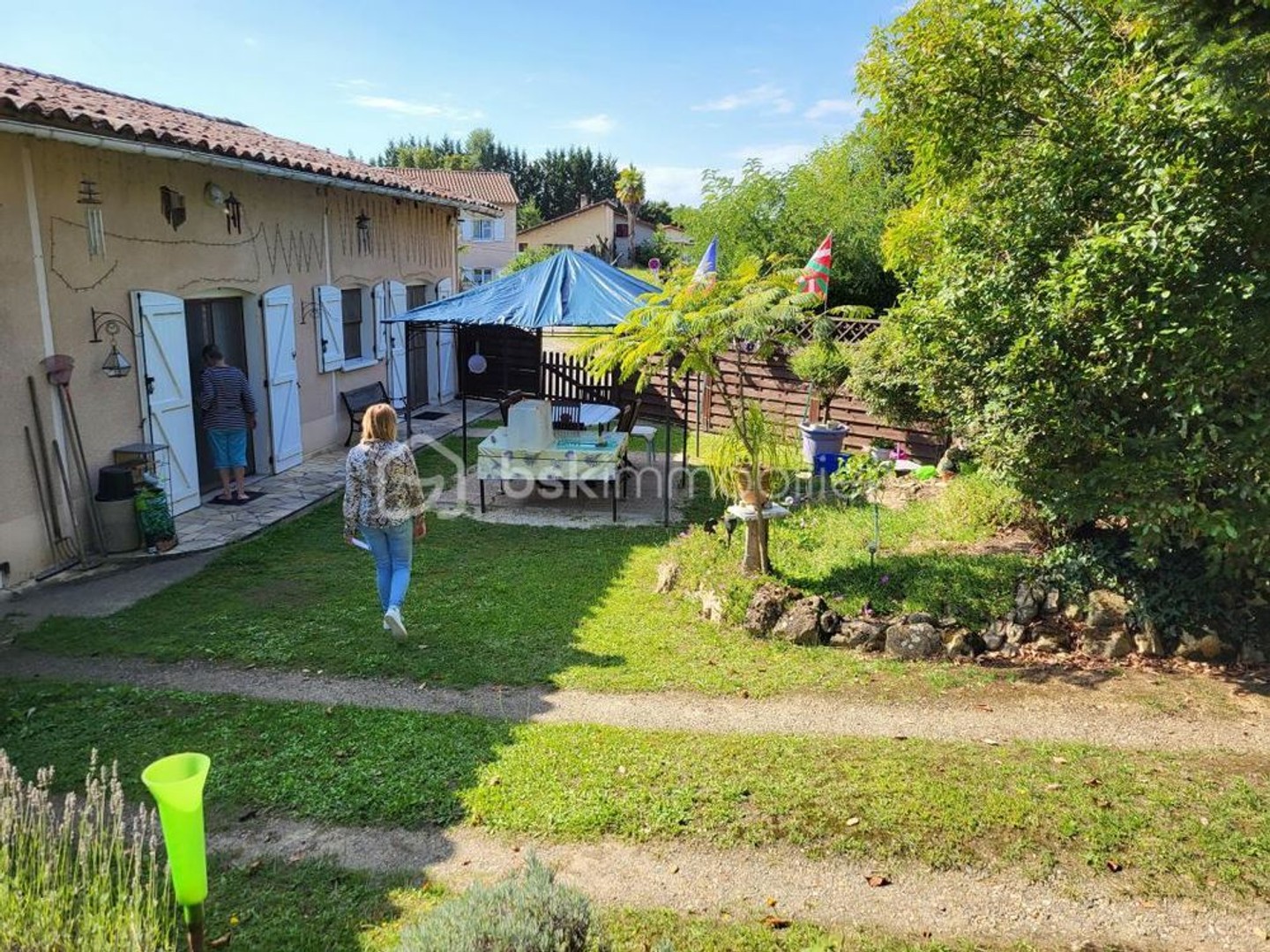 A saisir Ensemble immobilier de rapport avec terrain de 16300 m²