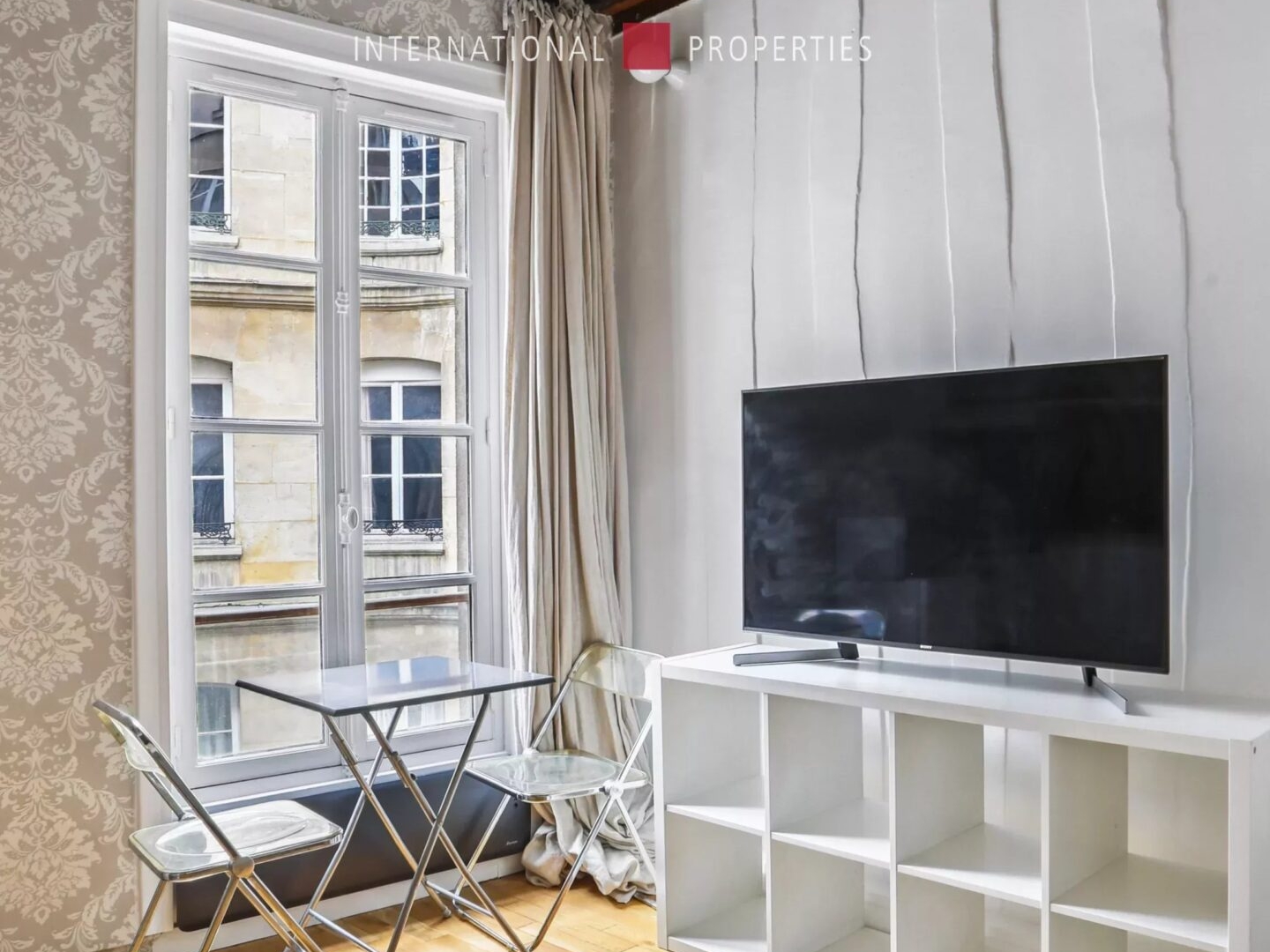 Paris VI. Saint-Germain-Des-Prés. Studio avec mezzanine.