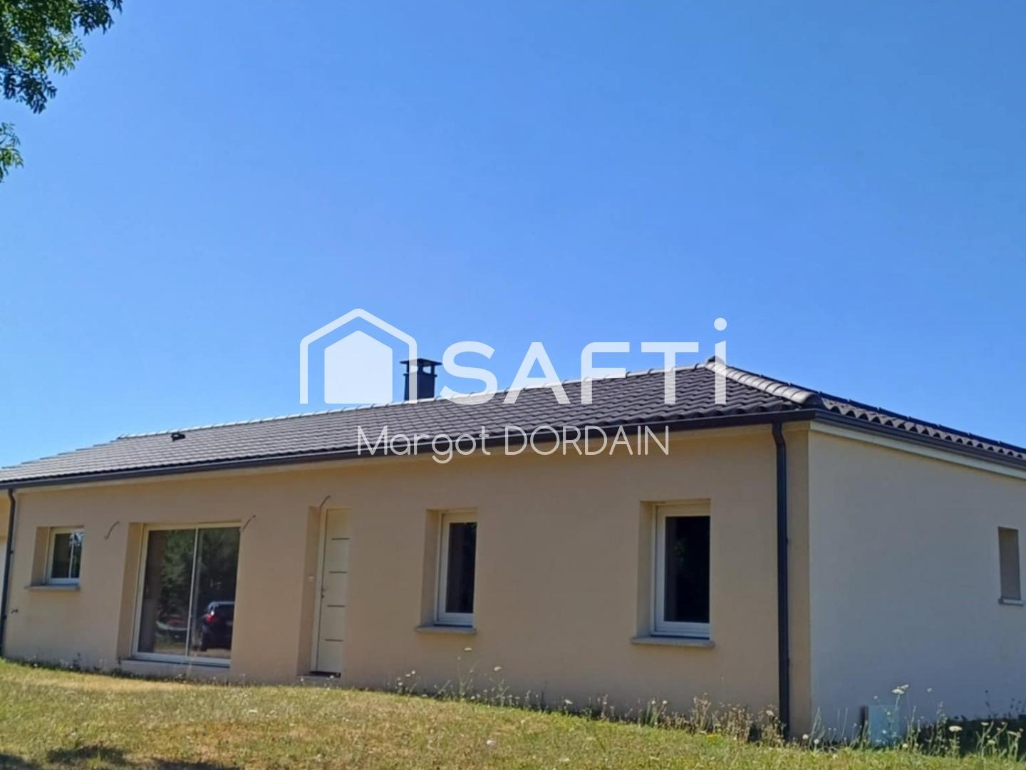 Située dans la charmante commune de Privezac , cette maison de plain-pied construite en 2018 offre un cadre de vie paisible et familial.