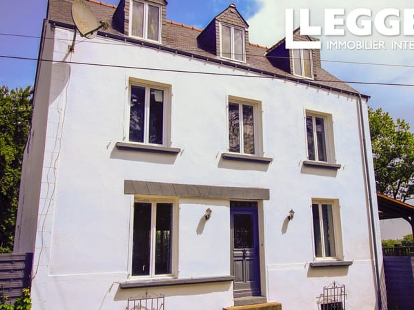 Une maison familiale avec 4 chambres, un jardin et de superbes vues dans un endroit calme.