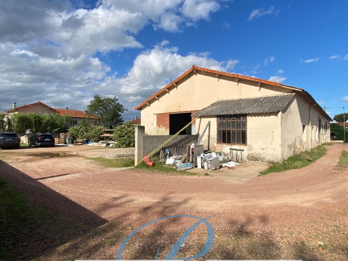Bâtiment à vendre à LE COTEAU de 214m2 avec terrain clos de