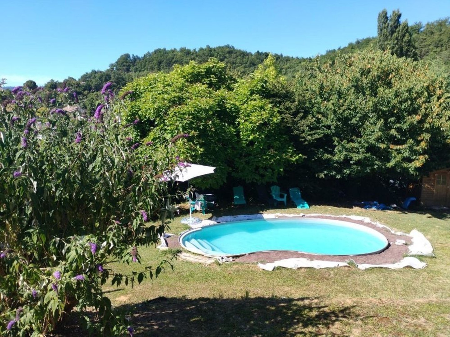 Jolie maison sur les hauteurs du village avec double garage et sous-sol total.