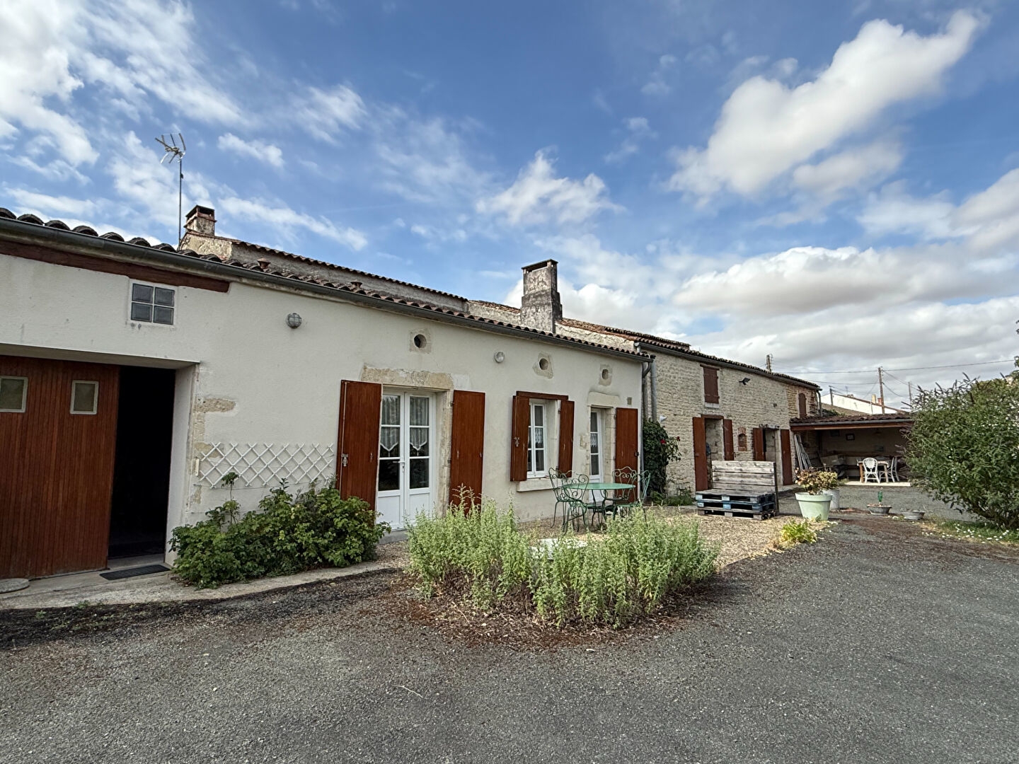 MAISON EN PIERRES- BELLE PARCELLE - DEPENDANCES