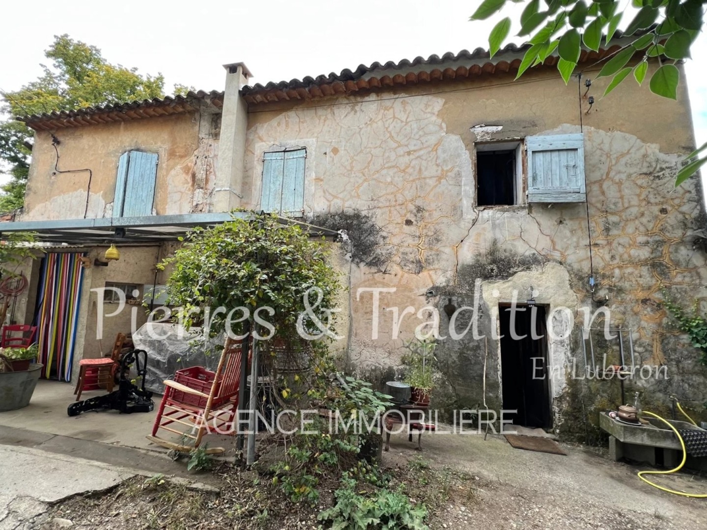 Luberon, bâti ancien à rénover sur plus d'un hectare de terrain proche commodités