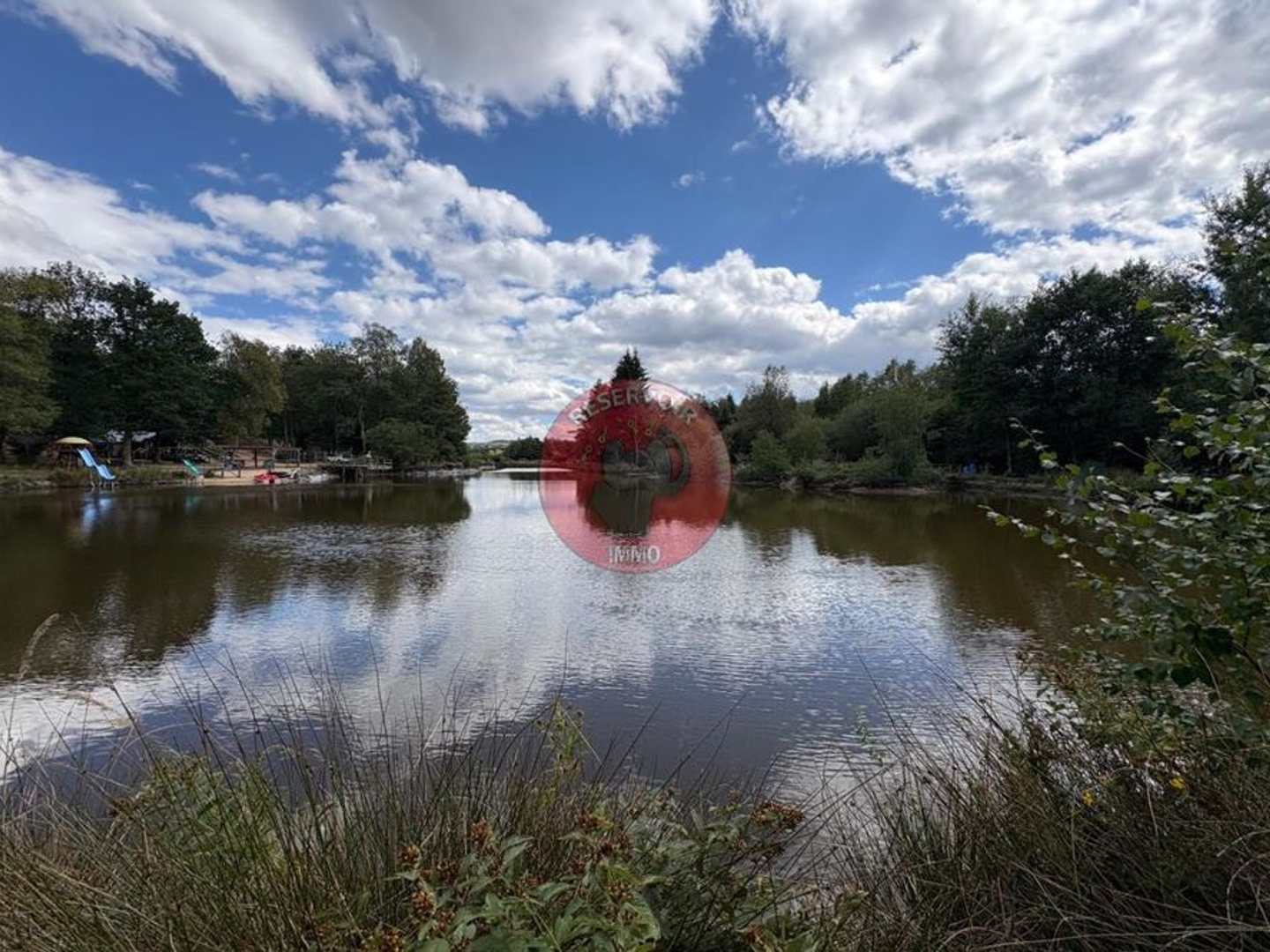 ÉTANG AMÉNAGÉ AU COEUR DU MORVAN Dans un cadre naturel....