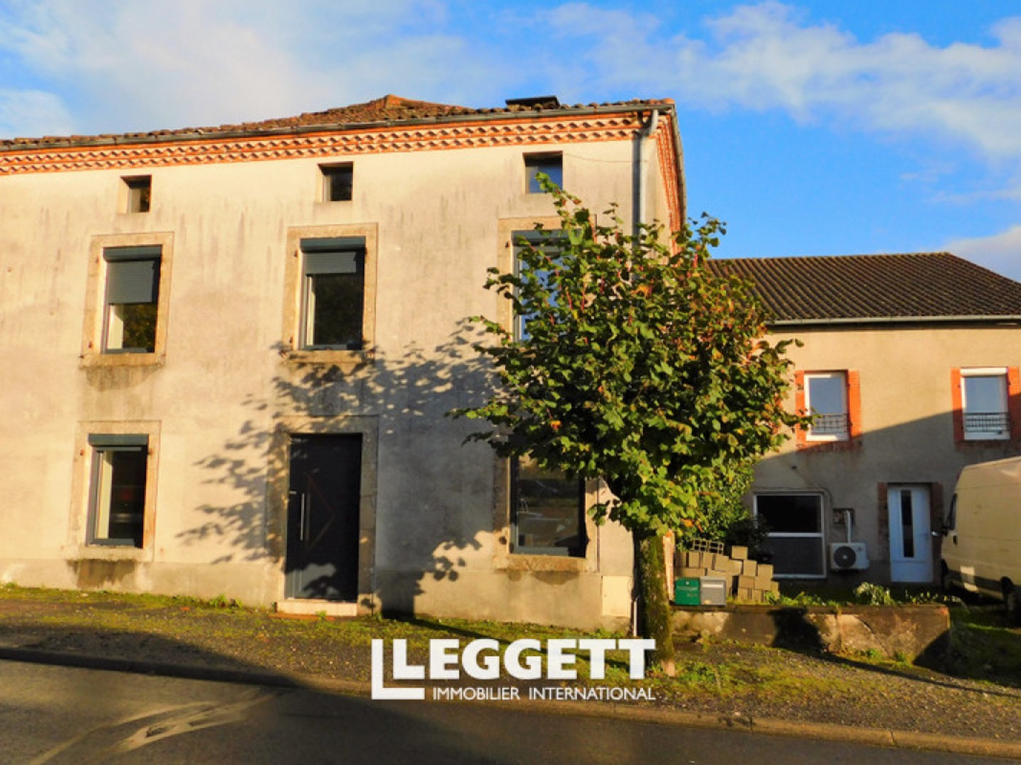 immeuble 16 pièce(s), CHÂLUS